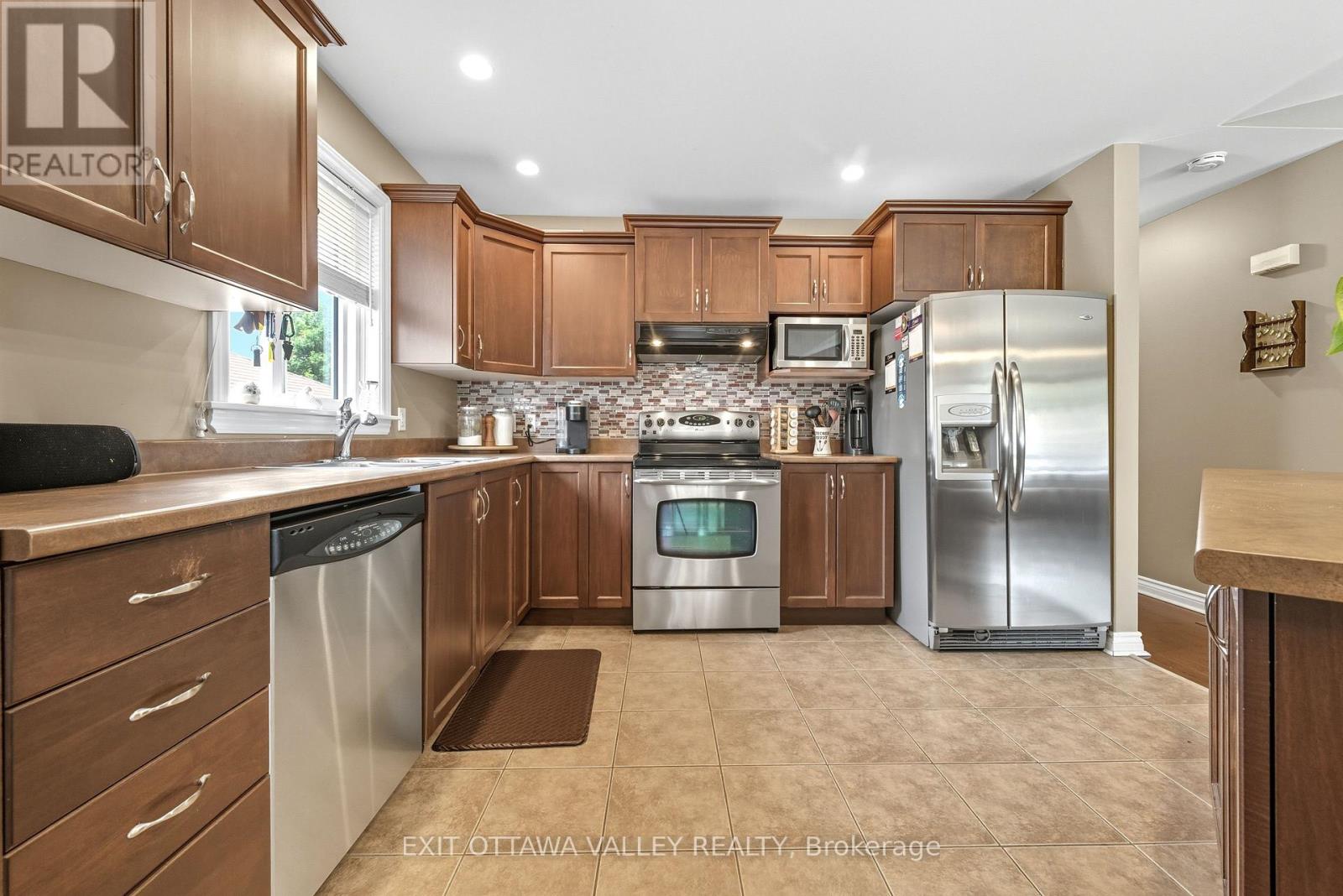 8 Cockcroft Crescent, Deep River, Ontario  K0J 1P0 - Photo 12 - X12434024