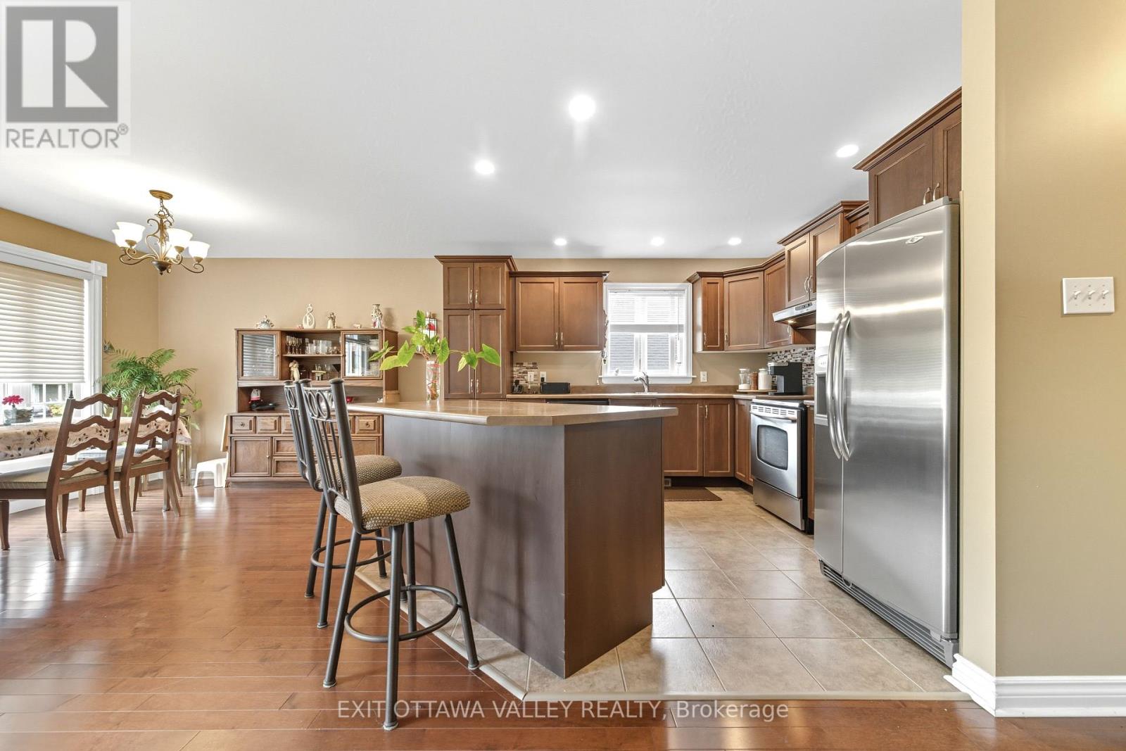 8 Cockcroft Crescent, Deep River, Ontario  K0J 1P0 - Photo 14 - X12434024