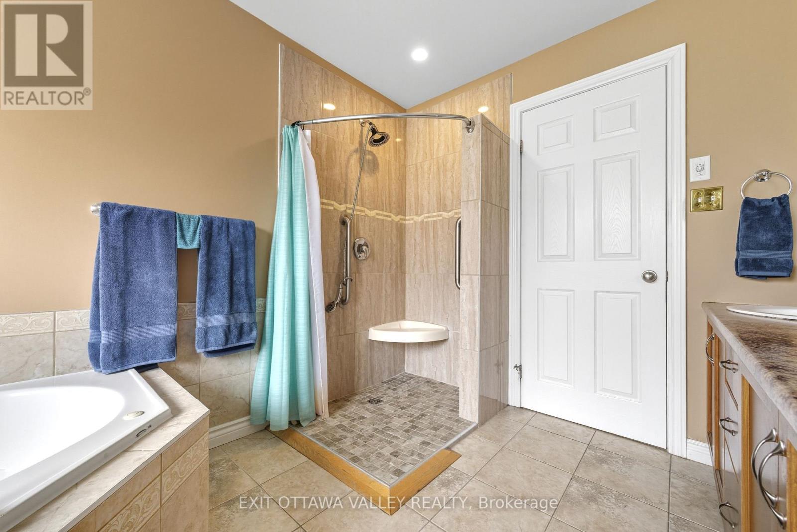 8 Cockcroft Crescent, Deep River, Ontario  K0J 1P0 - Photo 17 - X12434024