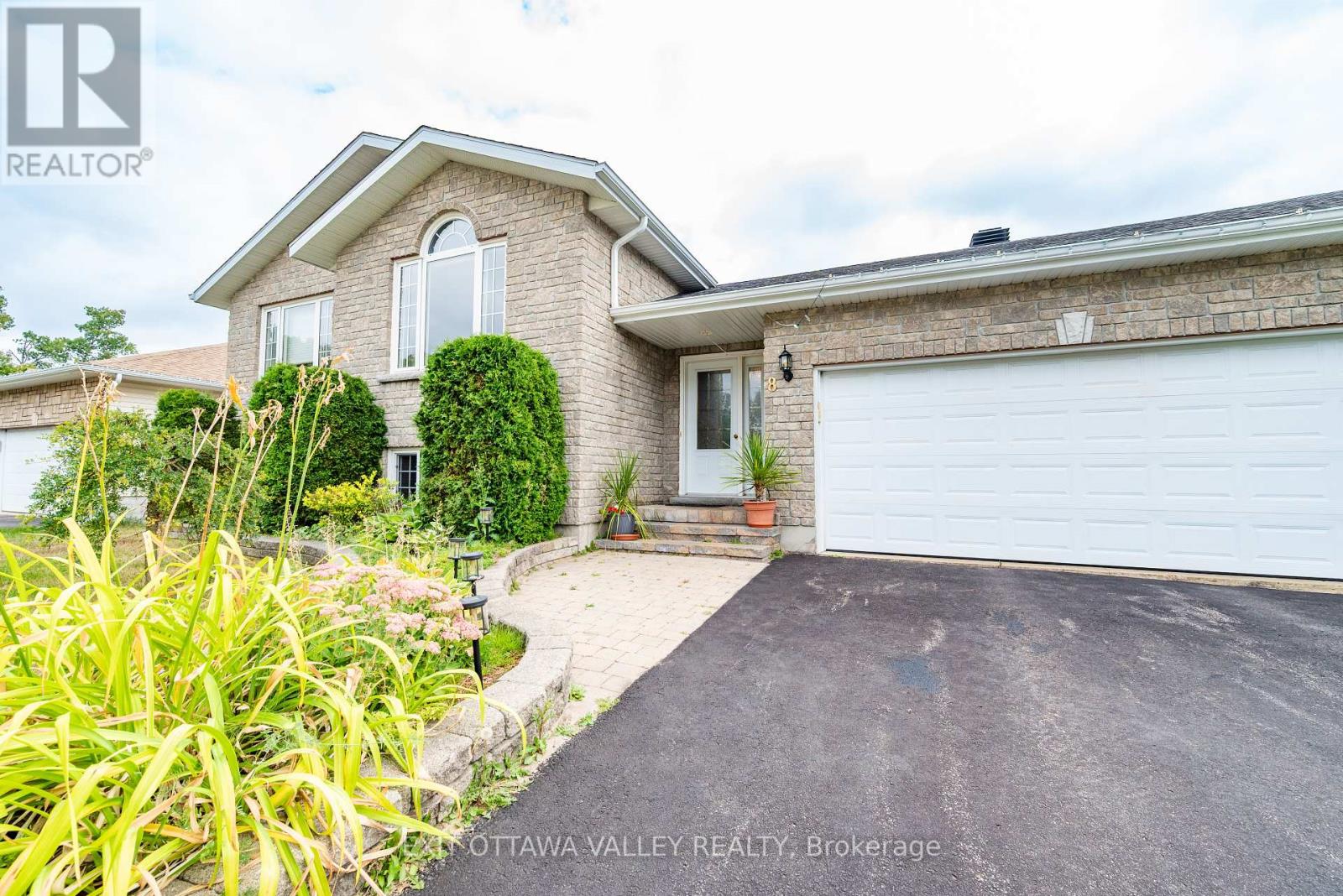 8 Cockcroft Crescent, Deep River, Ontario  K0J 1P0 - Photo 2 - X12434024