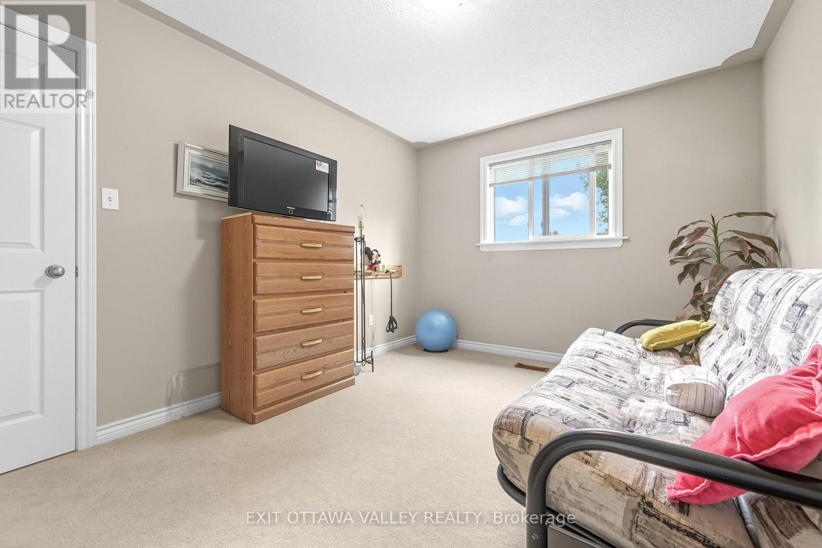 8 Cockcroft Crescent, Deep River, Ontario  K0J 1P0 - Photo 21 - X12434024