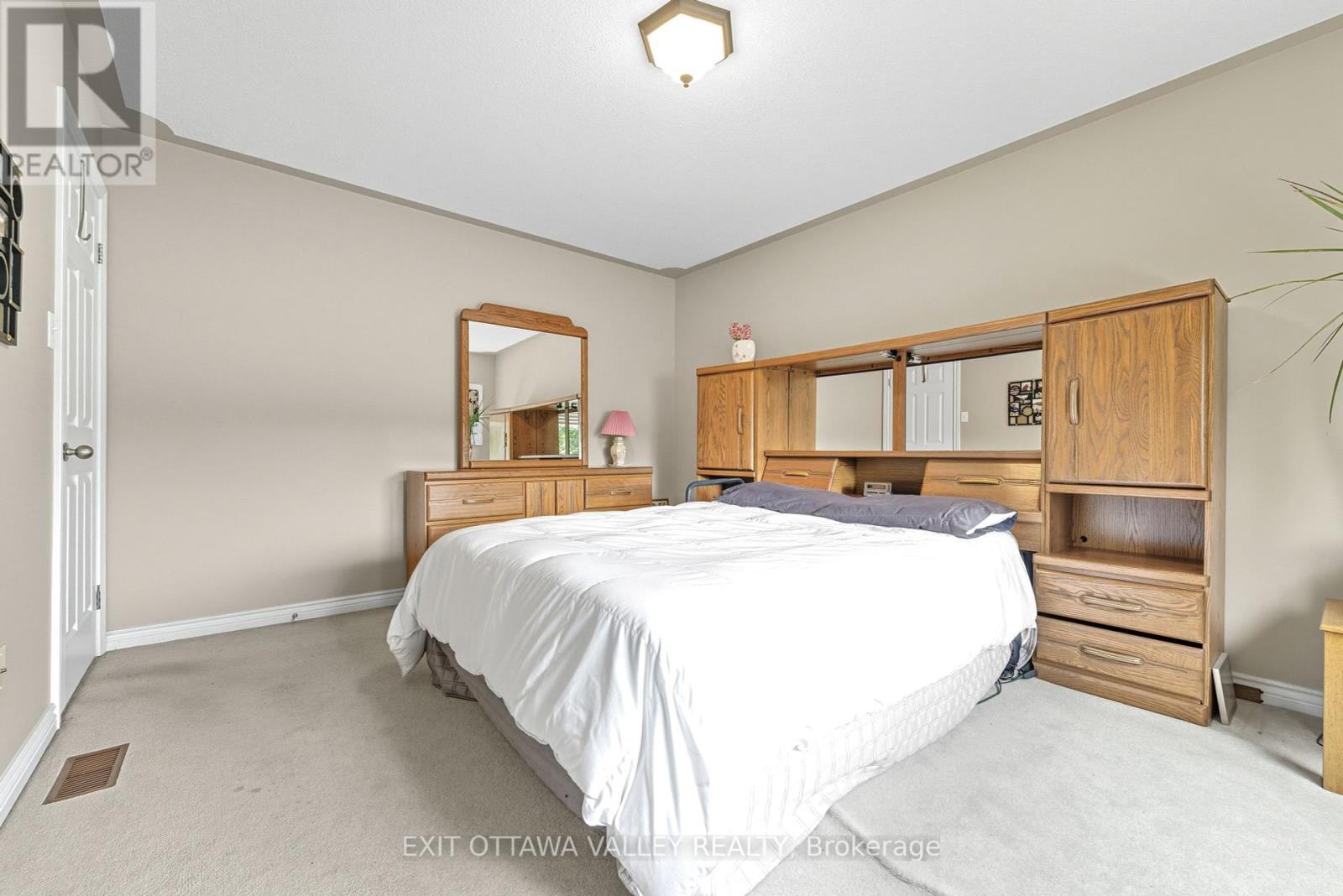 8 Cockcroft Crescent, Deep River, Ontario  K0J 1P0 - Photo 23 - X12434024