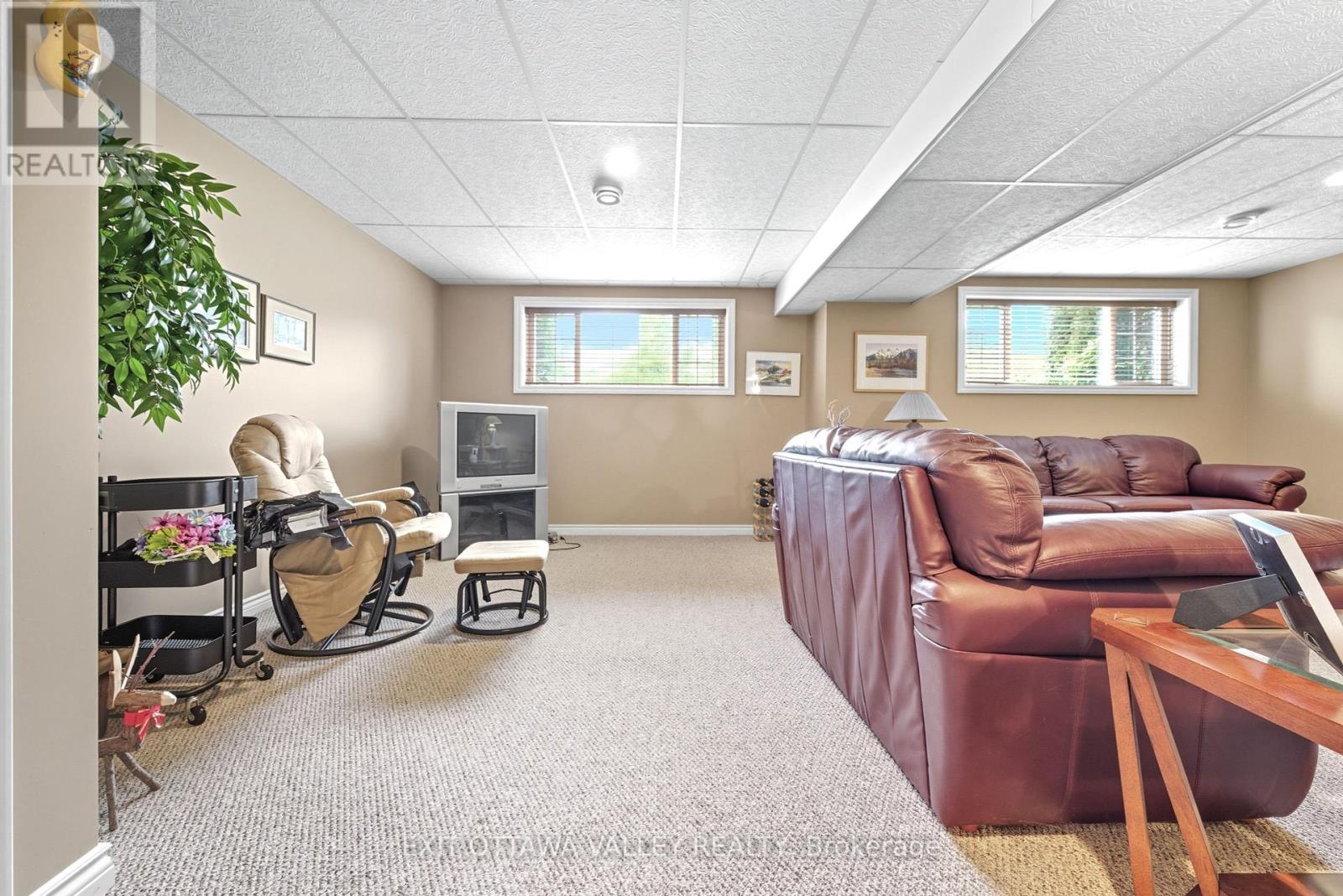 8 Cockcroft Crescent, Deep River, Ontario  K0J 1P0 - Photo 27 - X12434024