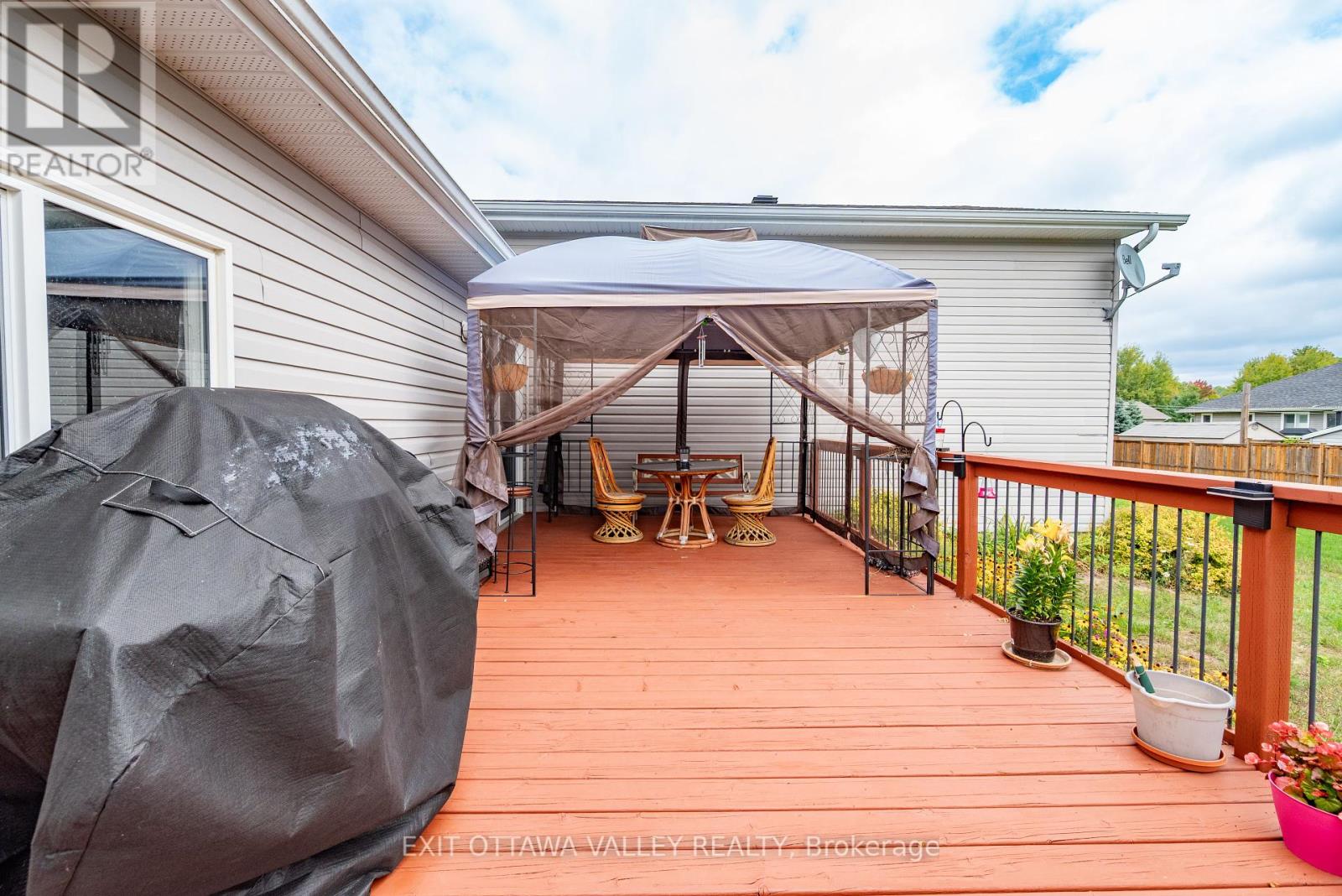 8 Cockcroft Crescent, Deep River, Ontario  K0J 1P0 - Photo 33 - X12434024