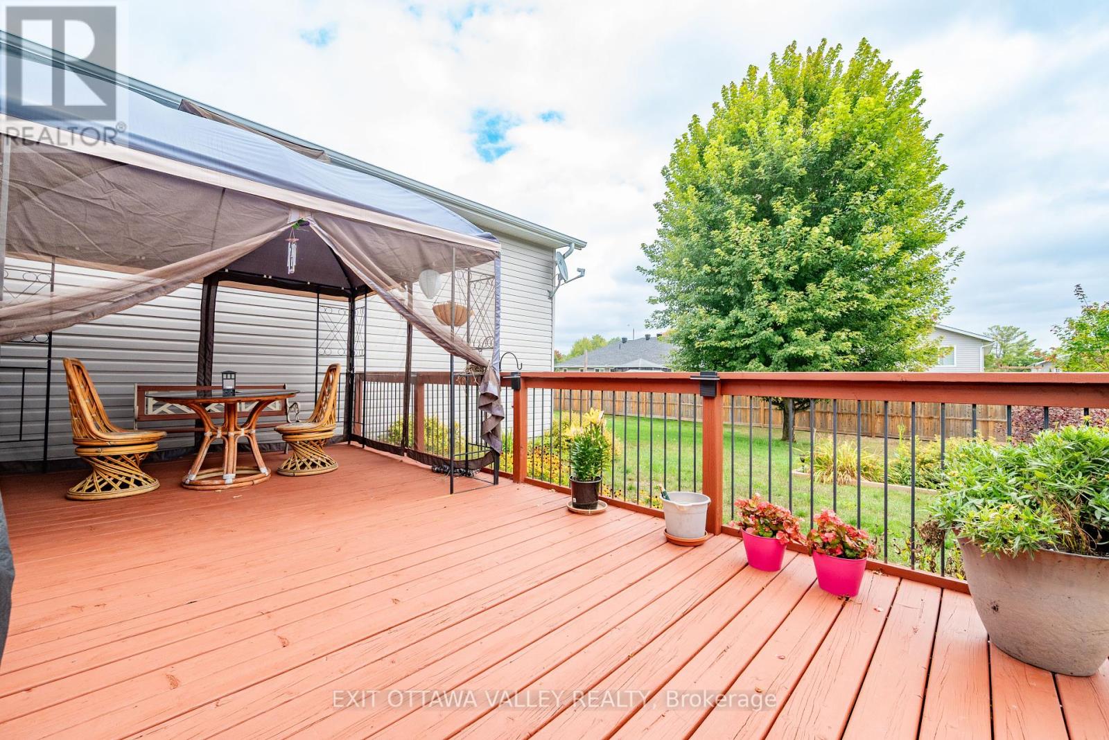 8 Cockcroft Crescent, Deep River, Ontario  K0J 1P0 - Photo 34 - X12434024