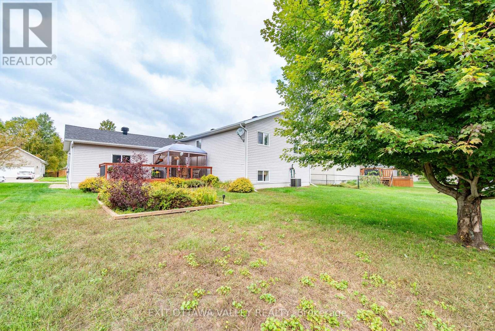8 Cockcroft Crescent, Deep River, Ontario  K0J 1P0 - Photo 36 - X12434024