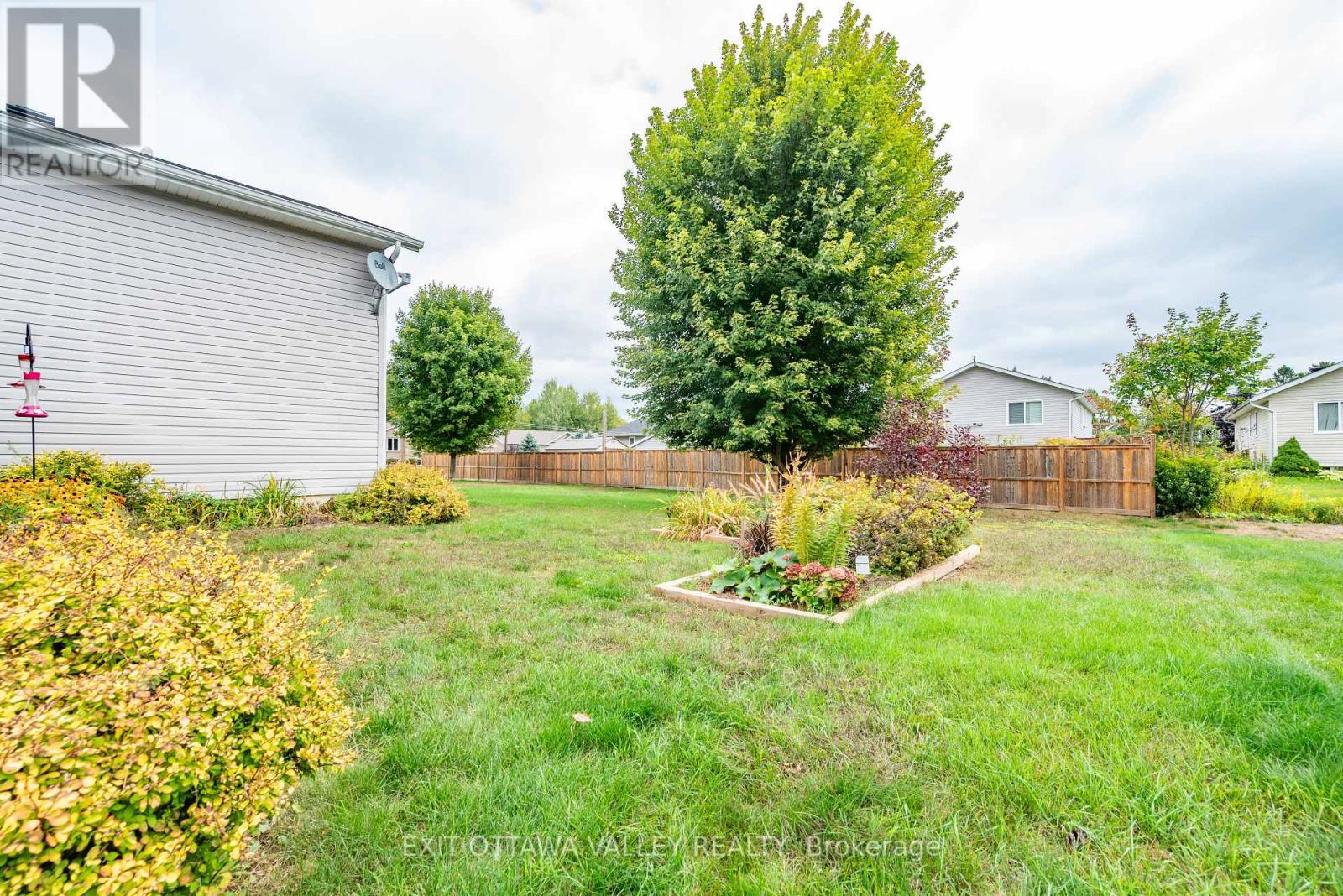 8 Cockcroft Crescent, Deep River, Ontario  K0J 1P0 - Photo 37 - X12434024