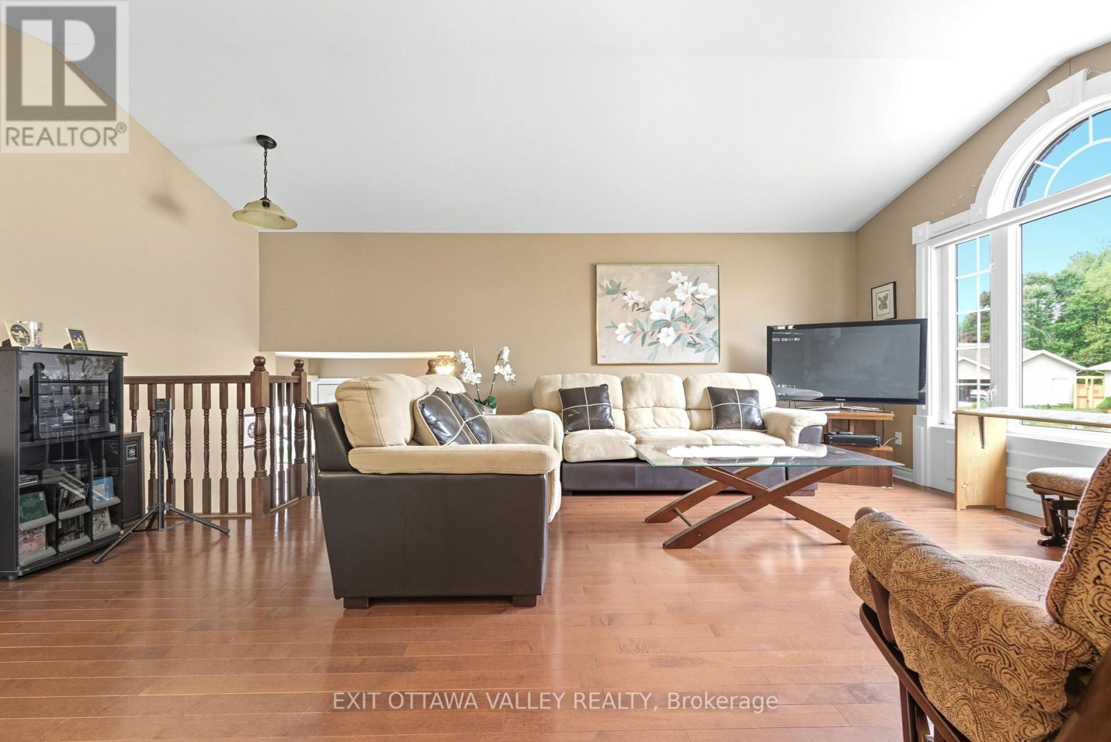 8 Cockcroft Crescent, Deep River, Ontario  K0J 1P0 - Photo 4 - X12434024