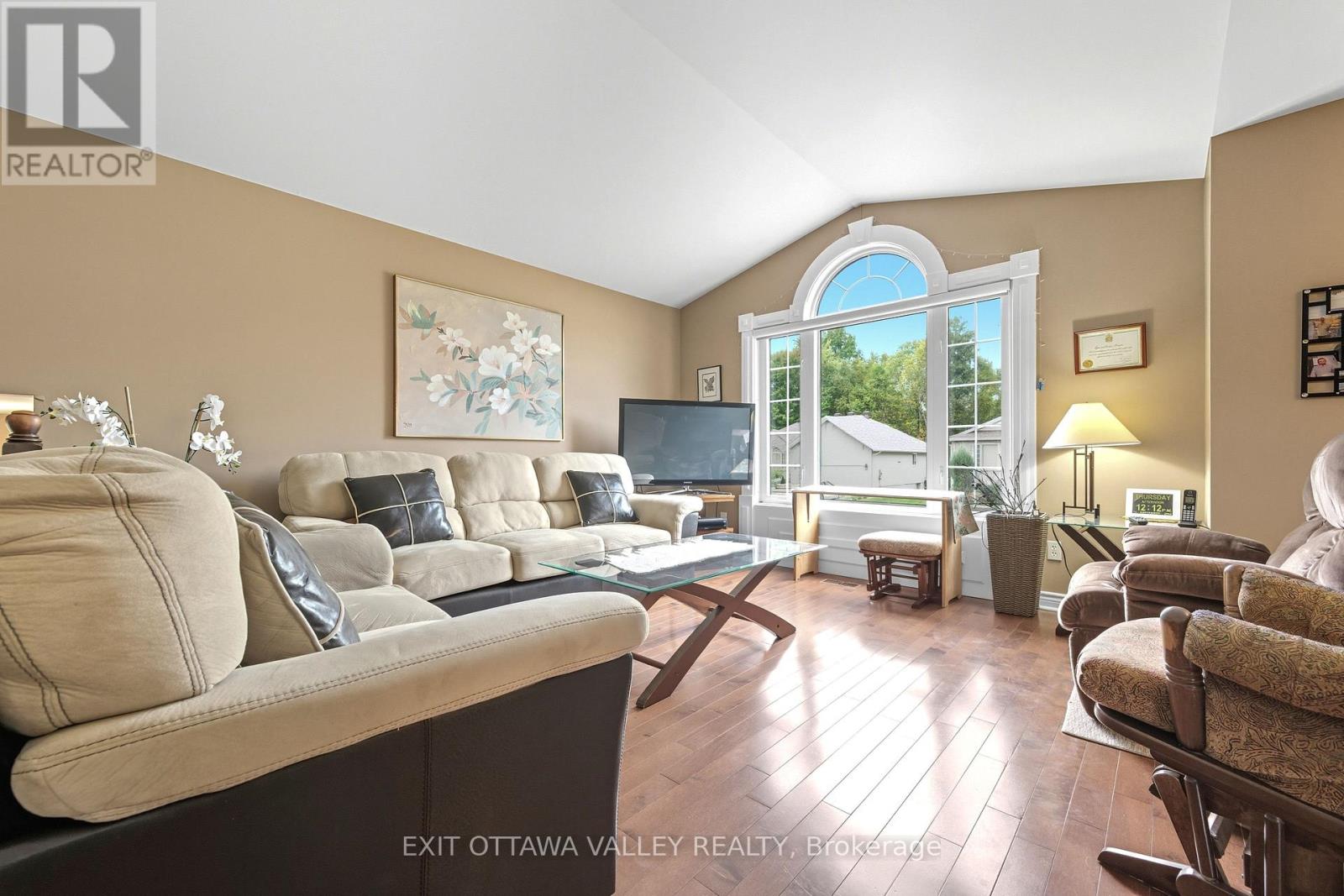 8 Cockcroft Crescent, Deep River, Ontario  K0J 1P0 - Photo 5 - X12434024