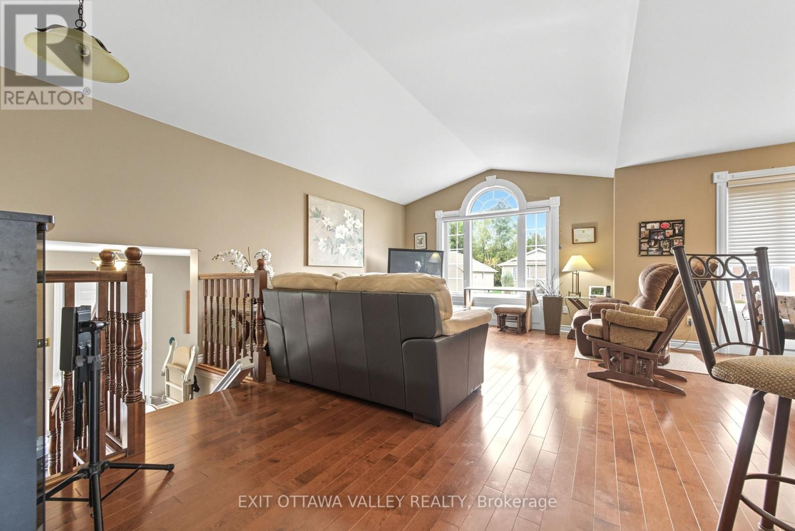 8 Cockcroft Crescent, Deep River, Ontario  K0J 1P0 - Photo 6 - X12434024