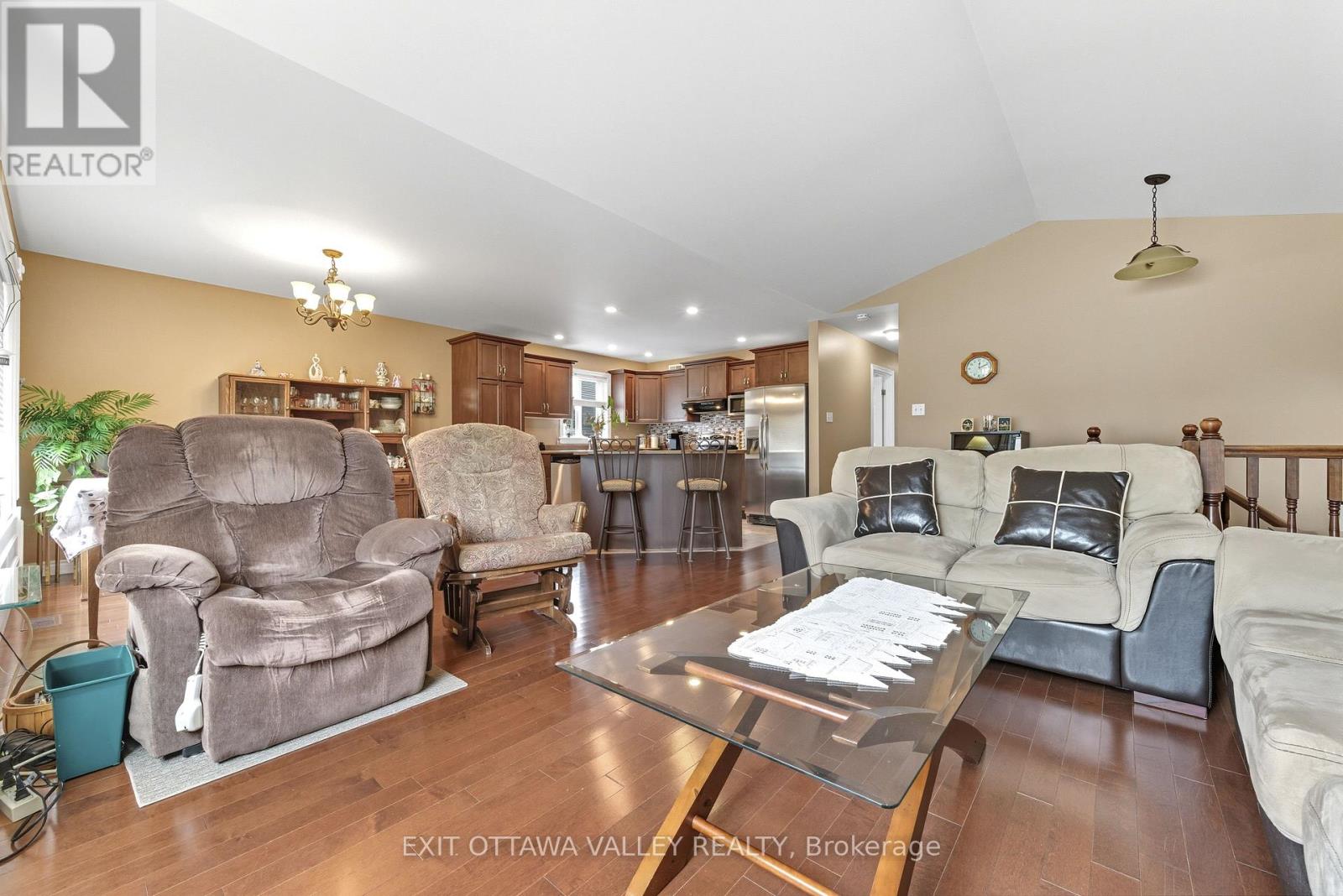 8 Cockcroft Crescent, Deep River, Ontario  K0J 1P0 - Photo 8 - X12434024