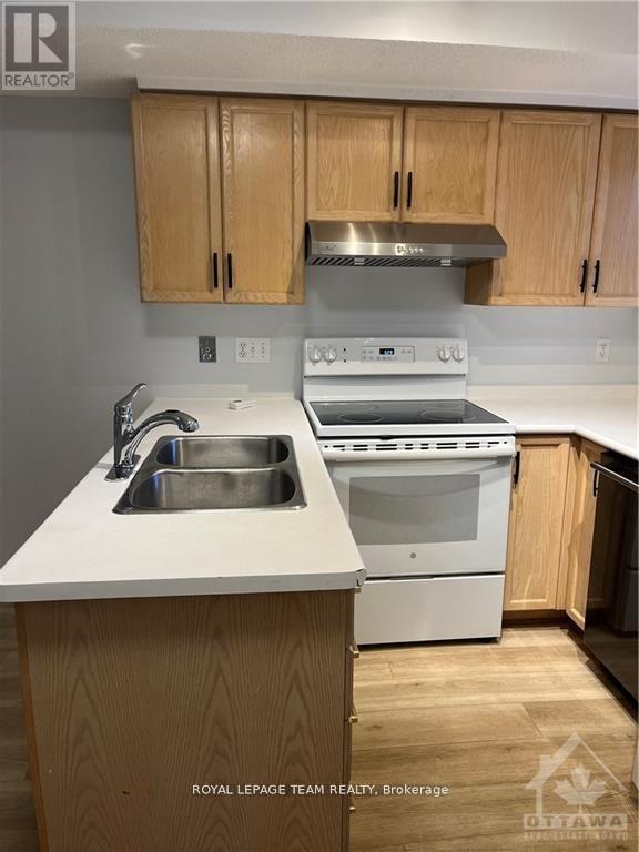 E - 41 Anderson Street, Ottawa, Ontario  K1R 6T6 - Photo 2 - X12434011