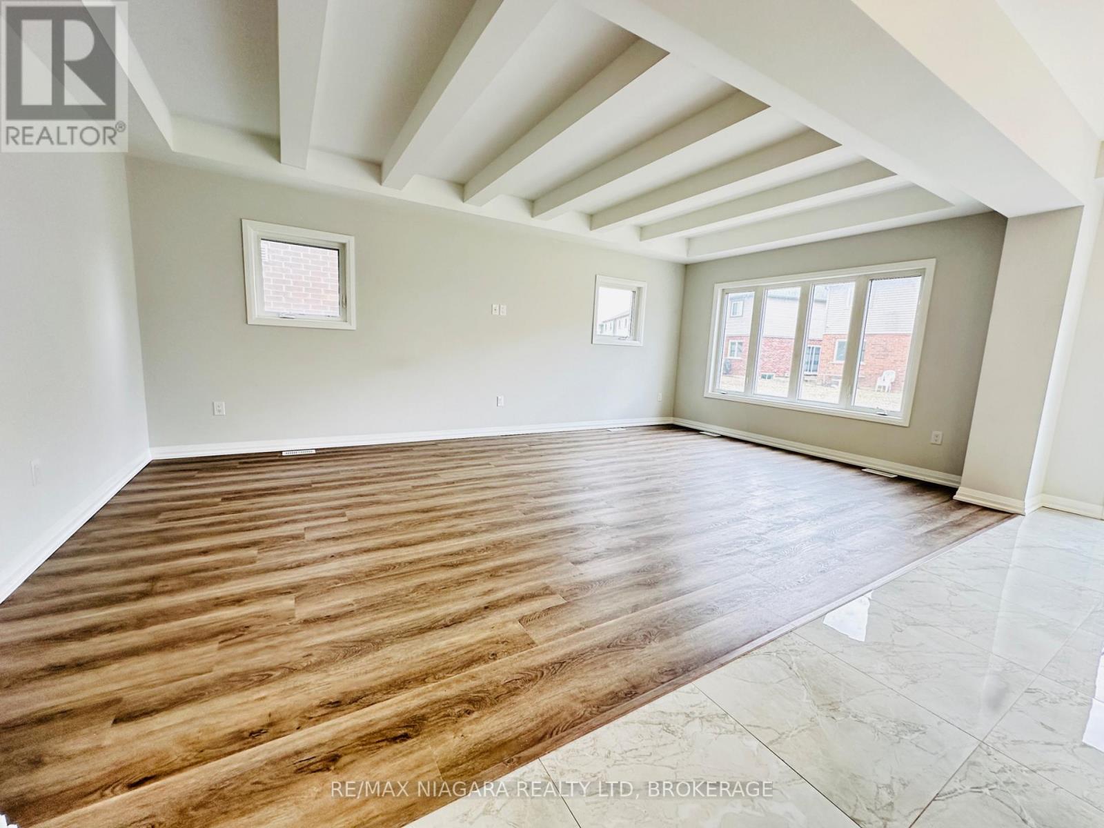 72 Bur Oak Drive, Thorold (Confederation Heights), Ontario  L2V 4Y6 - Photo 11 - X12433949