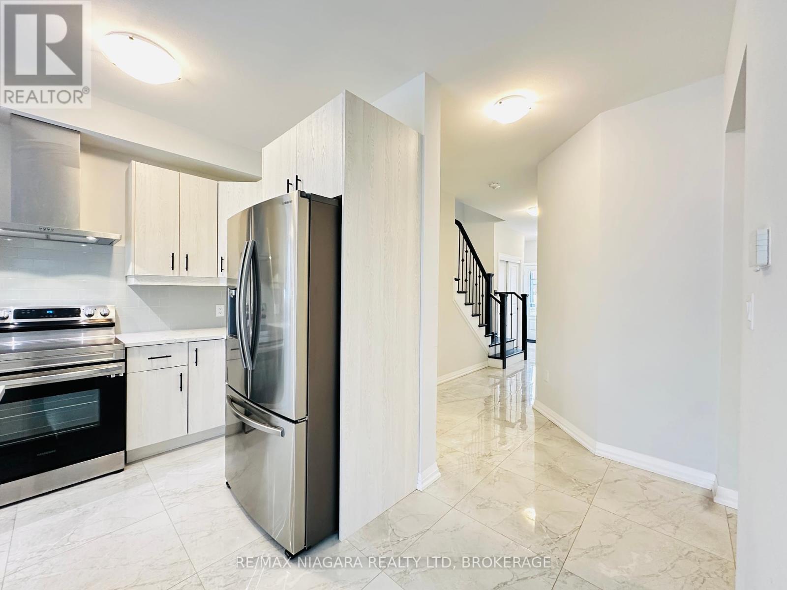 72 Bur Oak Drive, Thorold (Confederation Heights), Ontario  L2V 4Y6 - Photo 17 - X12433949
