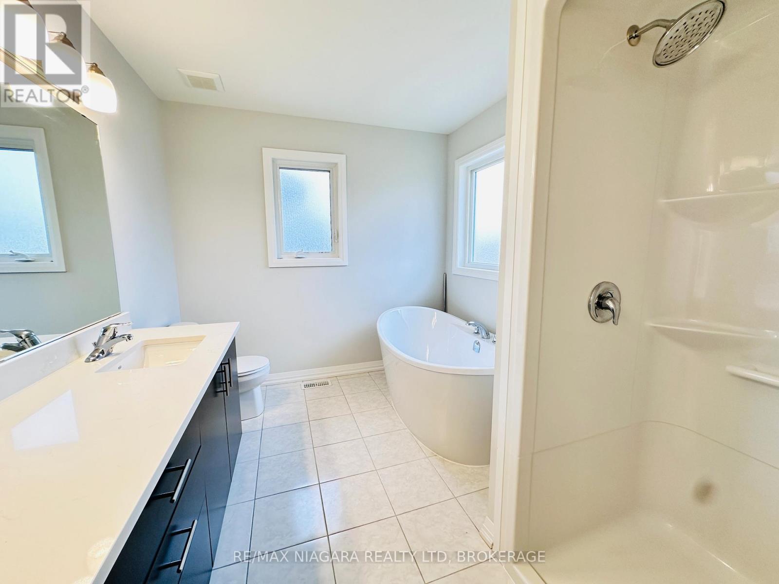 72 Bur Oak Drive, Thorold (Confederation Heights), Ontario  L2V 4Y6 - Photo 36 - X12433949