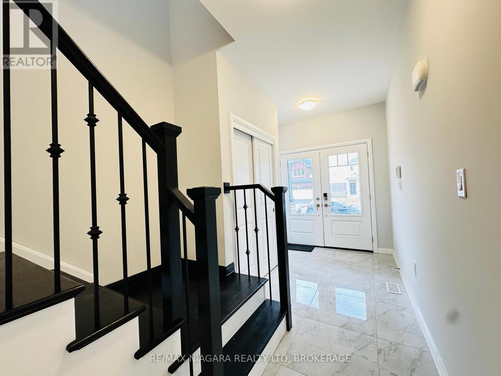 72 Bur Oak Drive, Thorold (Confederation Heights), Ontario  L2V 4Y6 - Photo 5 - X12433949