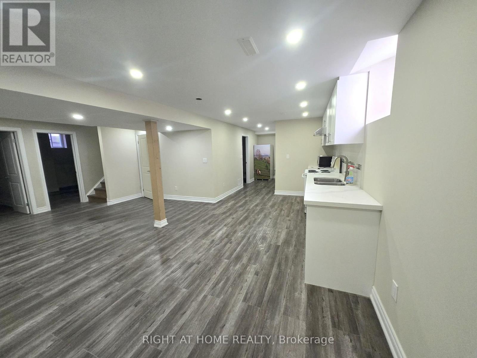 54 Stiver Drive, Newmarket, Ontario  L3Y 7V6 - Photo 2 - N12347405