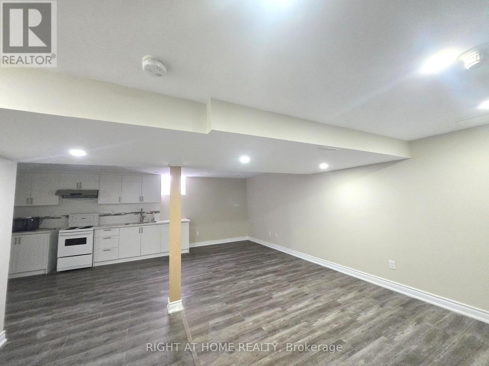 54 Stiver Drive, Newmarket, Ontario  L3Y 7V6 - Photo 4 - N12347405