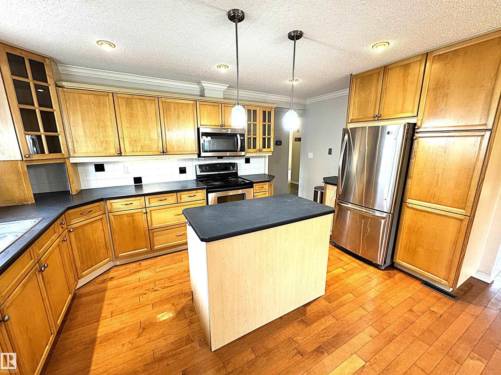 3607 104 St Nw, Edmonton, Alberta  T6J 2J8 - Photo 2 - E4460058