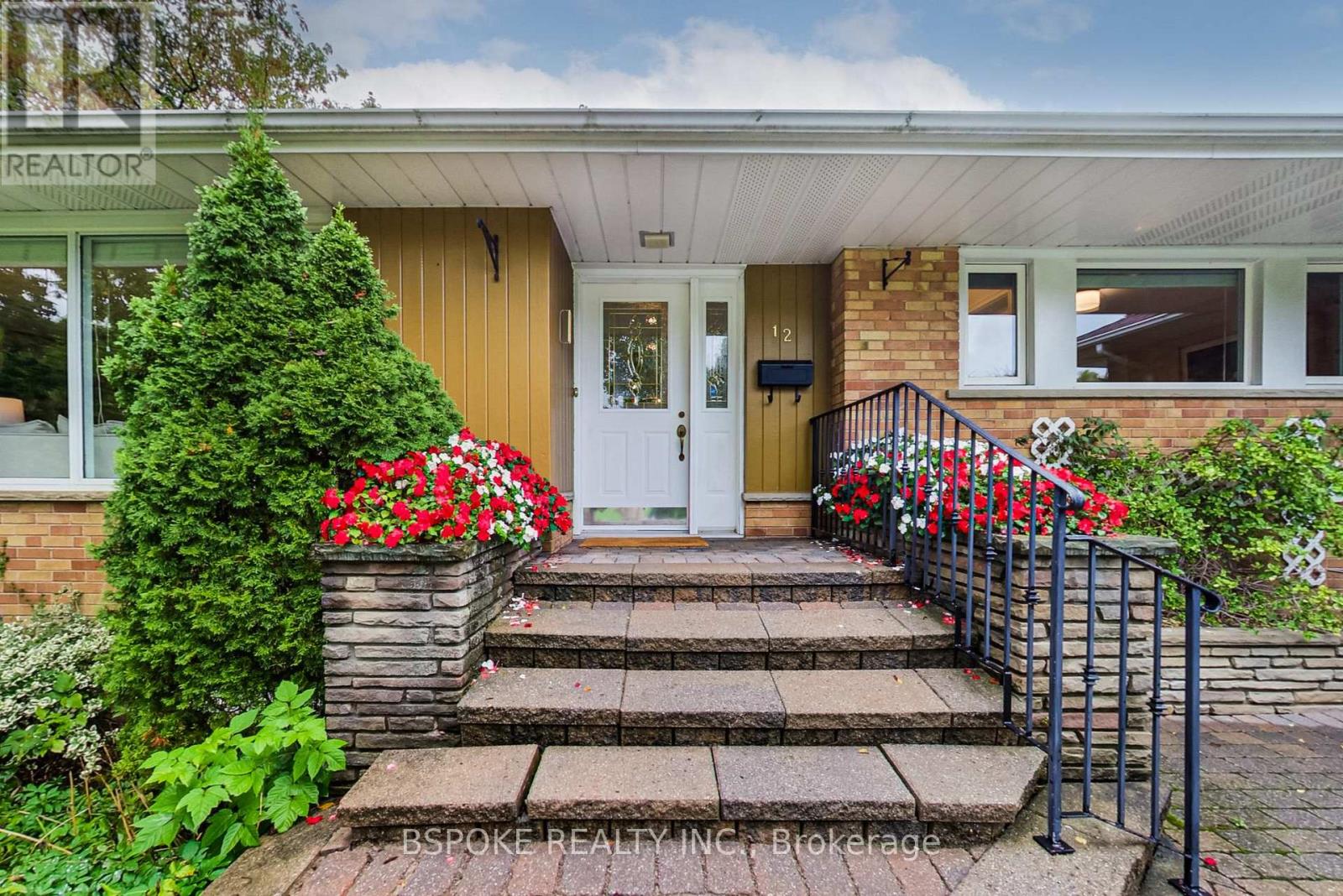 12 Vistaview Boulevard, Vaughan, Ontario  L4J 2A6 - Photo 5 - N12433875