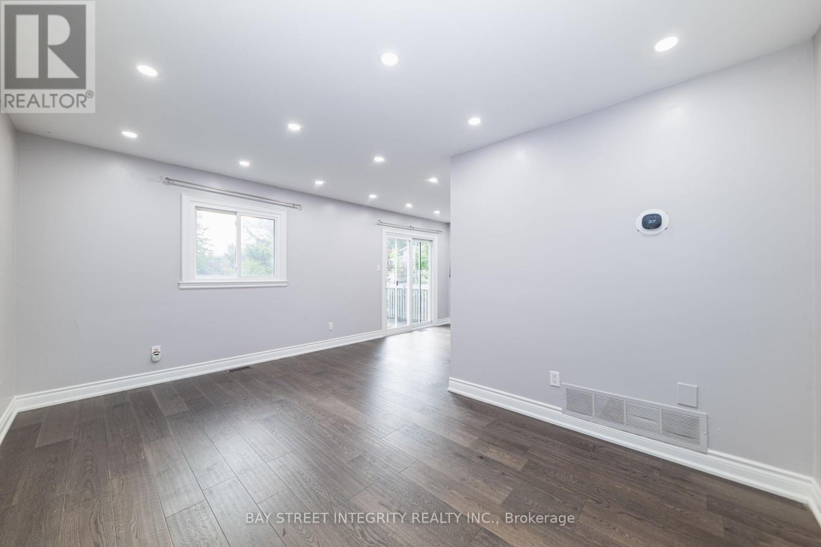 1 Hodgins Avenue, Georgina, Ontario  L4P 3M9 - Photo 3 - N12433883