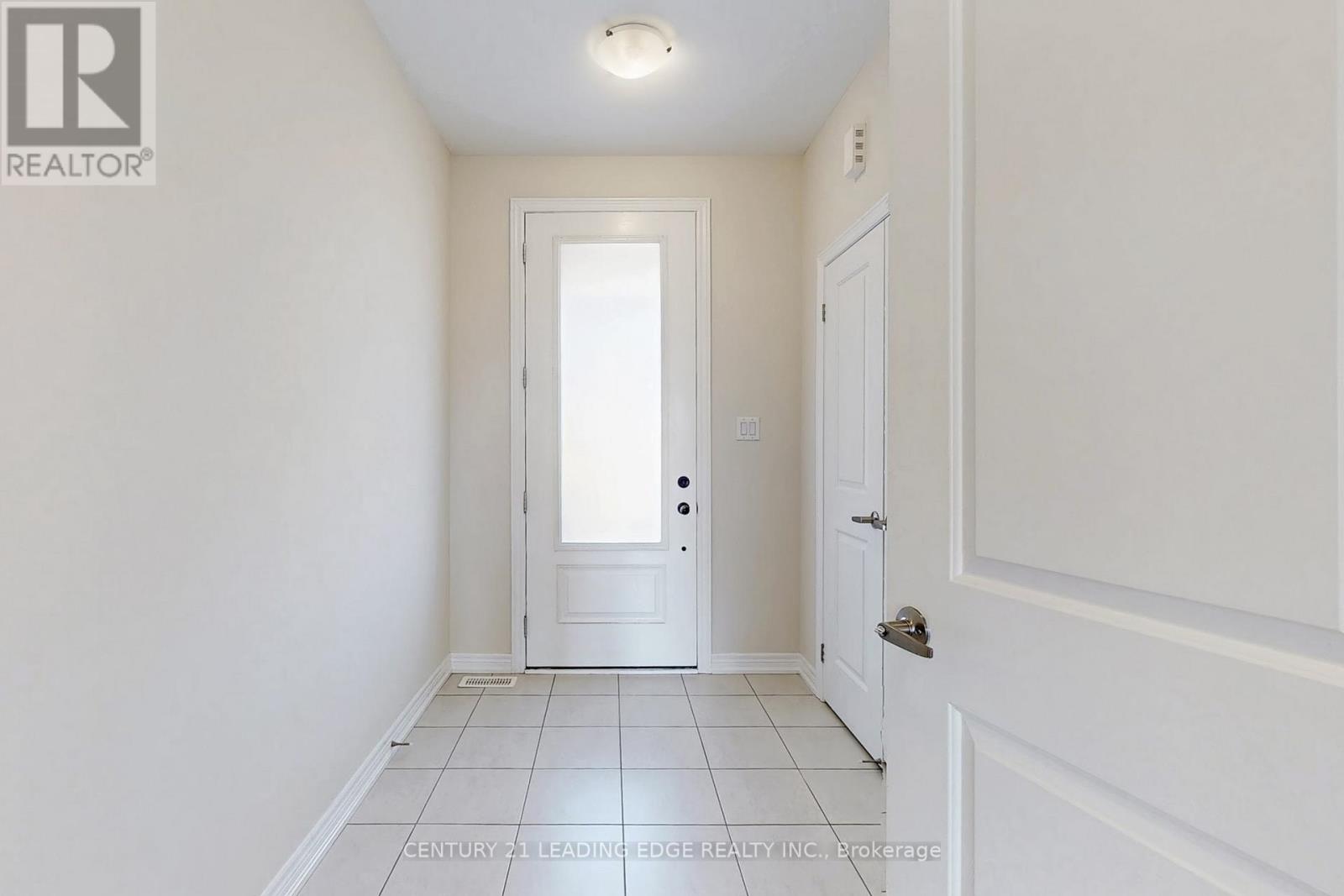 2023 Mullen Street, Innisfil, Ontario  L9S 0J8 - Photo 5 - N12433958