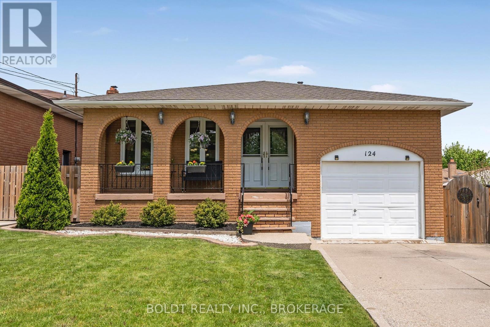 124 Quaker Crescent, Hamilton (Quinndale), Ontario  L8W 1H7 - Photo 1 - X12434087