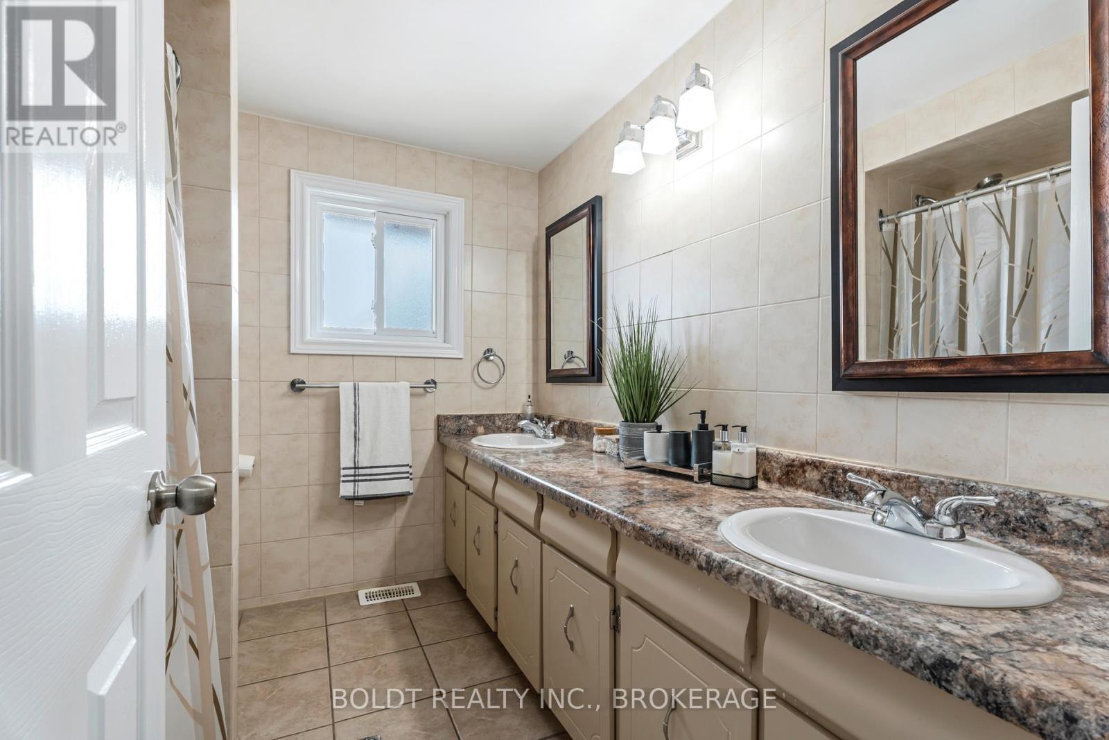124 Quaker Crescent, Hamilton (Quinndale), Ontario  L8W 1H7 - Photo 10 - X12434087