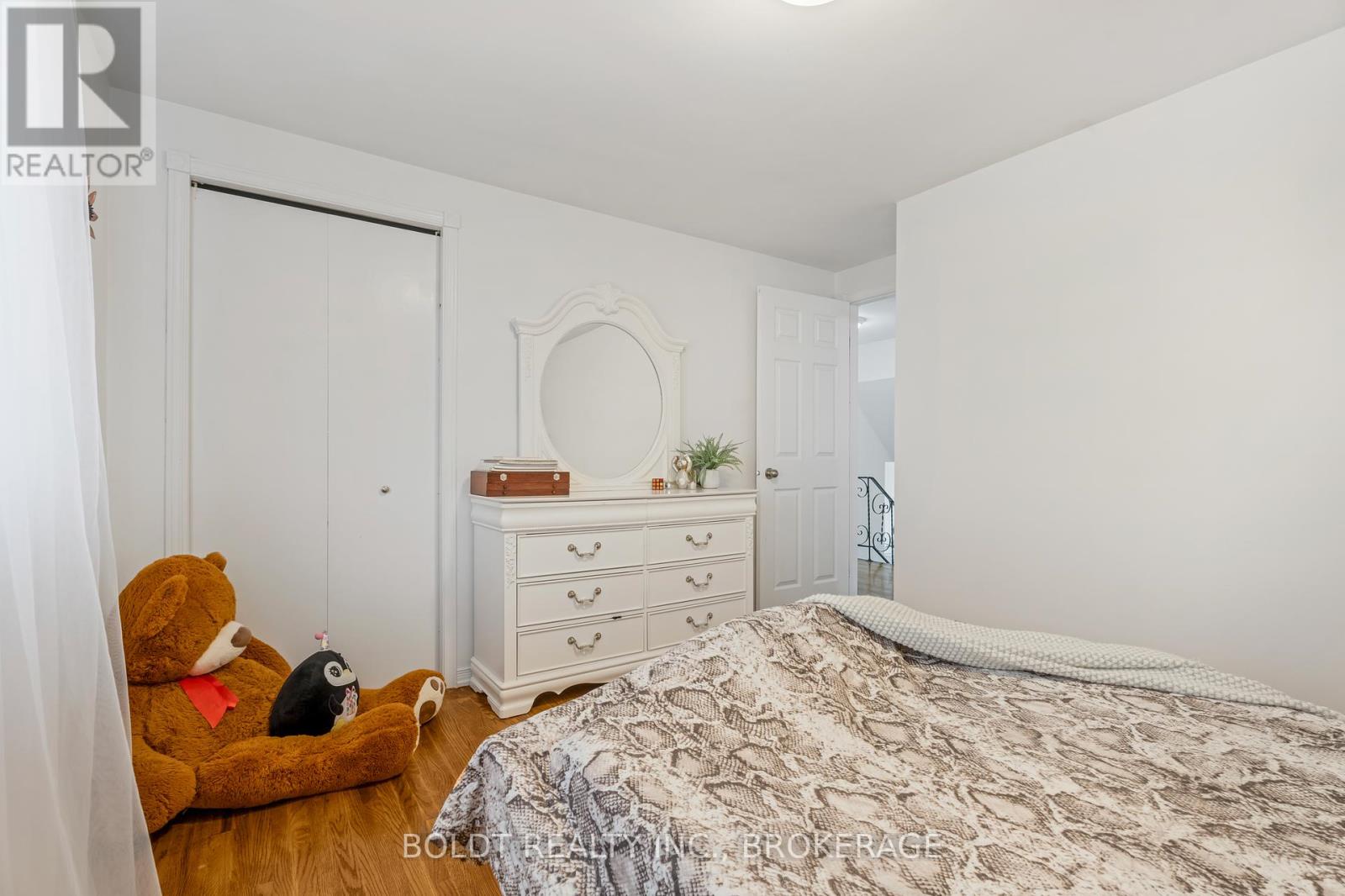 124 Quaker Crescent, Hamilton (Quinndale), Ontario  L8W 1H7 - Photo 16 - X12434087