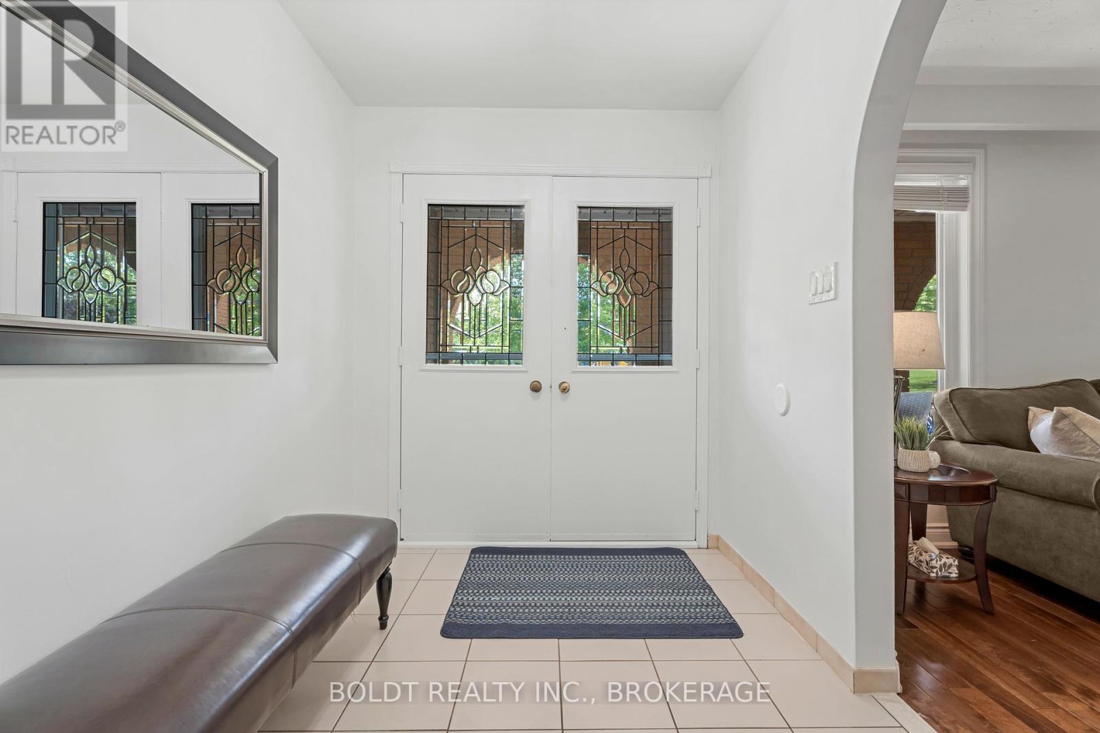 124 Quaker Crescent, Hamilton (Quinndale), Ontario  L8W 1H7 - Photo 2 - X12434087