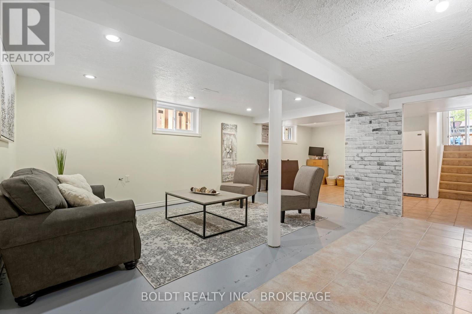 124 Quaker Crescent, Hamilton (Quinndale), Ontario  L8W 1H7 - Photo 27 - X12434087