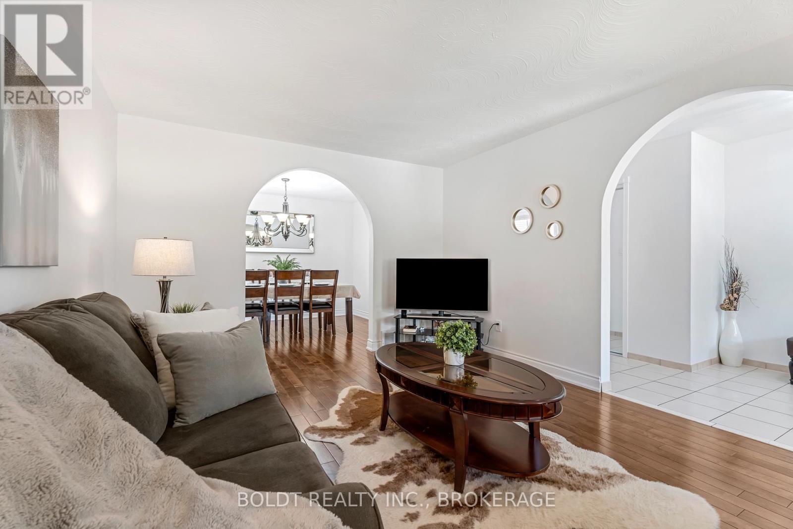 124 Quaker Crescent, Hamilton (Quinndale), Ontario  L8W 1H7 - Photo 4 - X12434087