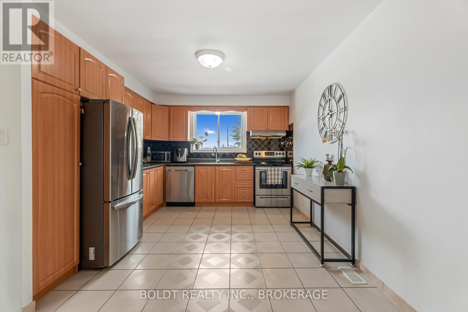 124 Quaker Crescent, Hamilton (Quinndale), Ontario  L8W 1H7 - Photo 6 - X12434087