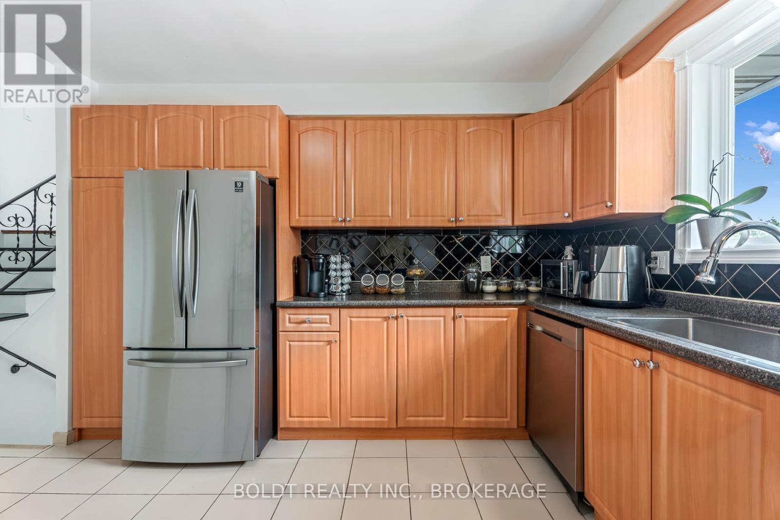 124 Quaker Crescent, Hamilton (Quinndale), Ontario  L8W 1H7 - Photo 7 - X12434087