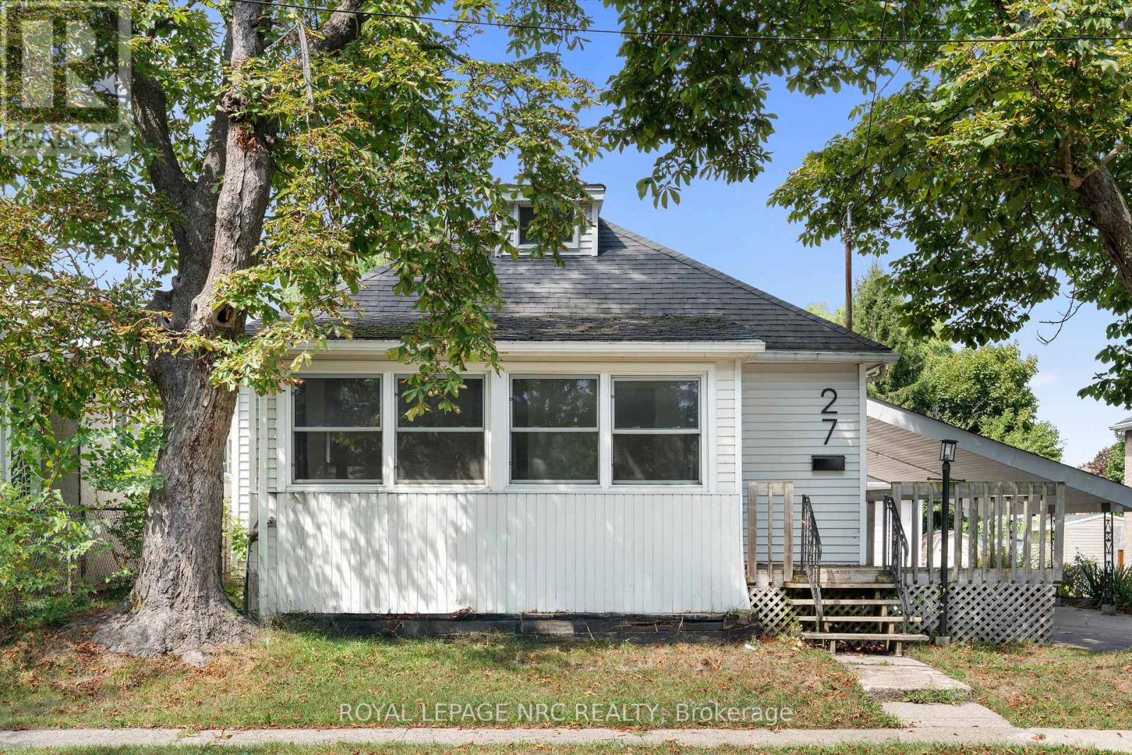 27 Maplecrest Avenue, St. Catharines (Burleigh Hill), Ontario  L2T 1A7 - Photo 1 - X12434173