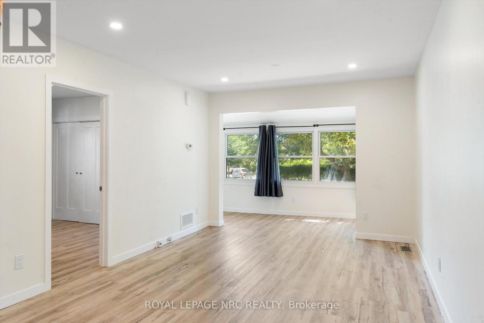 27 Maplecrest Avenue, St. Catharines (Burleigh Hill), Ontario  L2T 1A7 - Photo 10 - X12434173