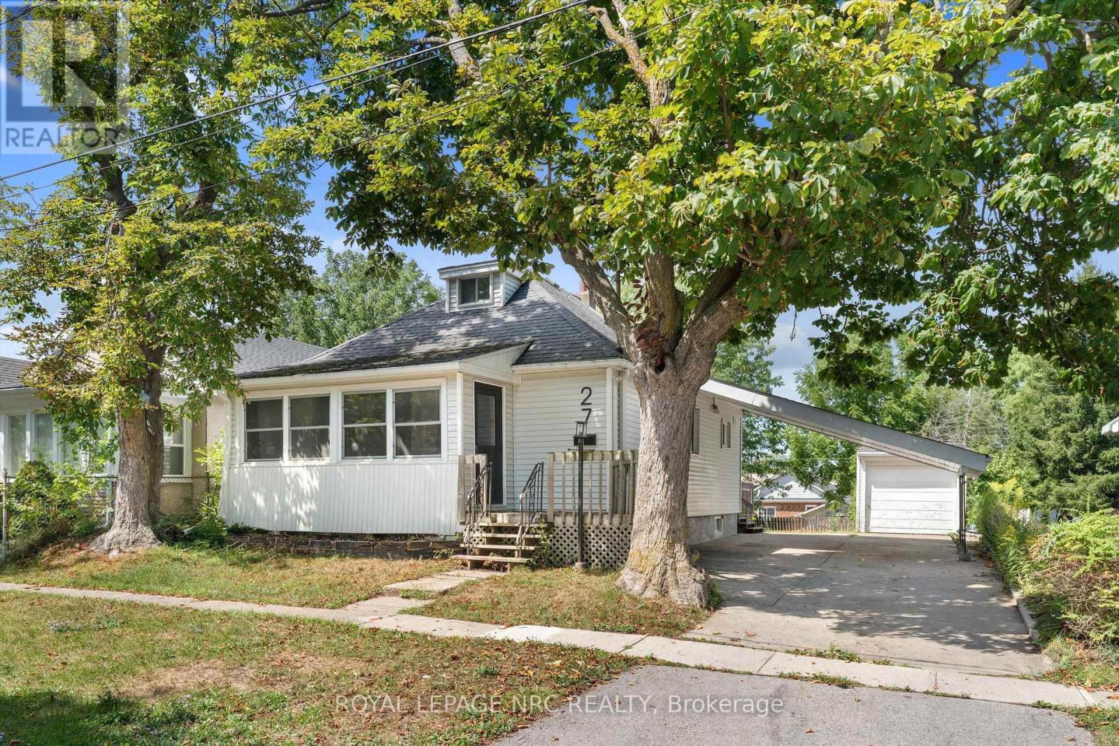 27 Maplecrest Avenue, St. Catharines (Burleigh Hill), Ontario  L2T 1A7 - Photo 2 - X12434173