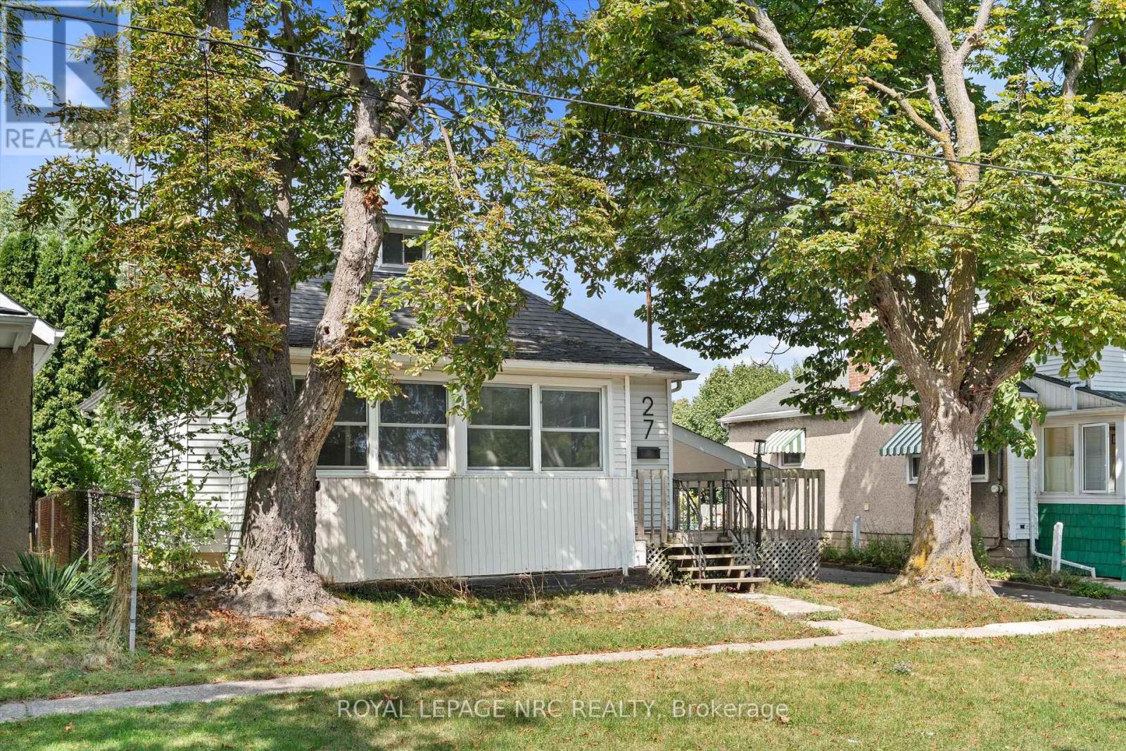 27 Maplecrest Avenue, St. Catharines (Burleigh Hill), Ontario  L2T 1A7 - Photo 3 - X12434173