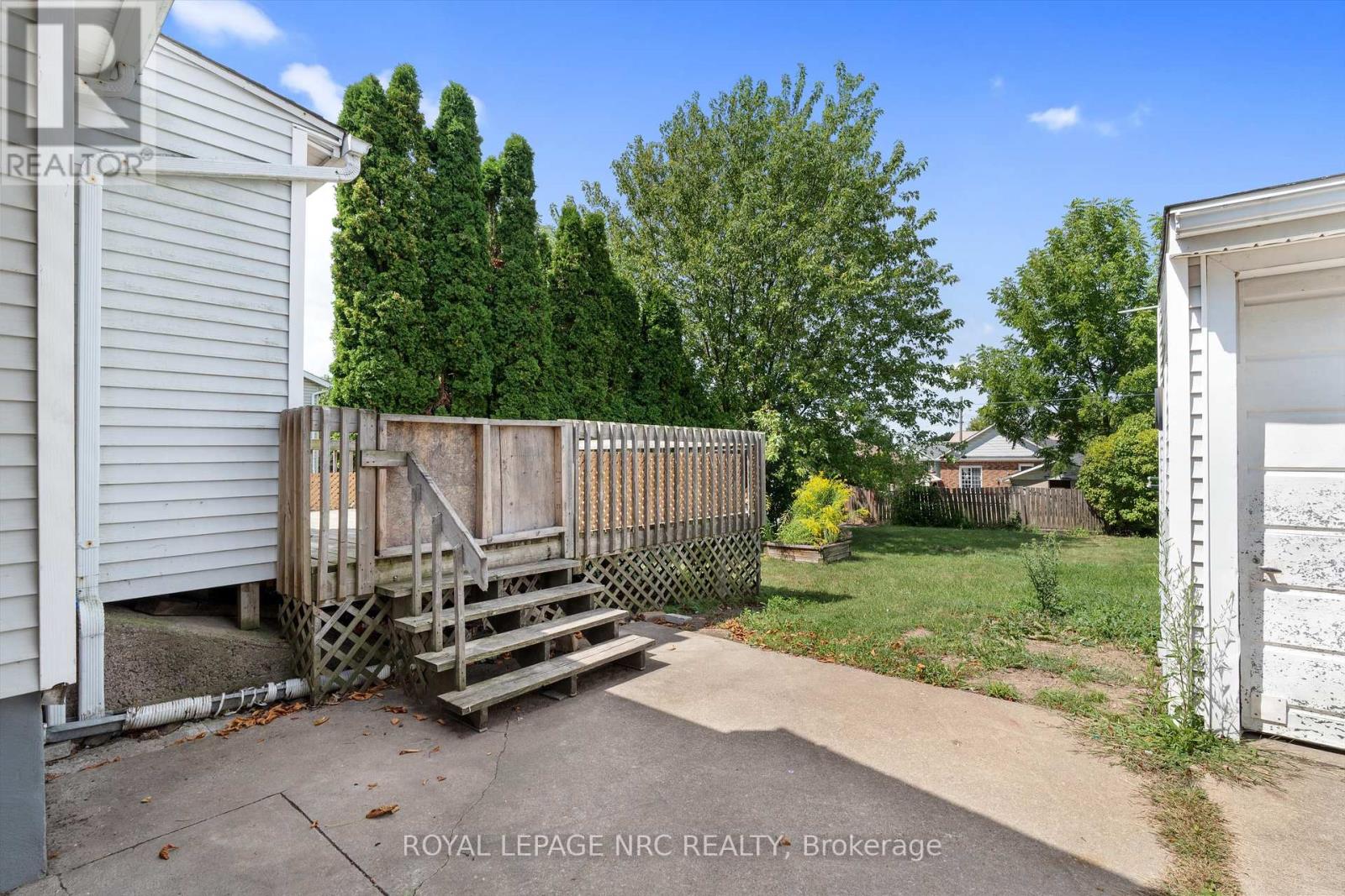 27 Maplecrest Avenue, St. Catharines (Burleigh Hill), Ontario  L2T 1A7 - Photo 34 - X12434173