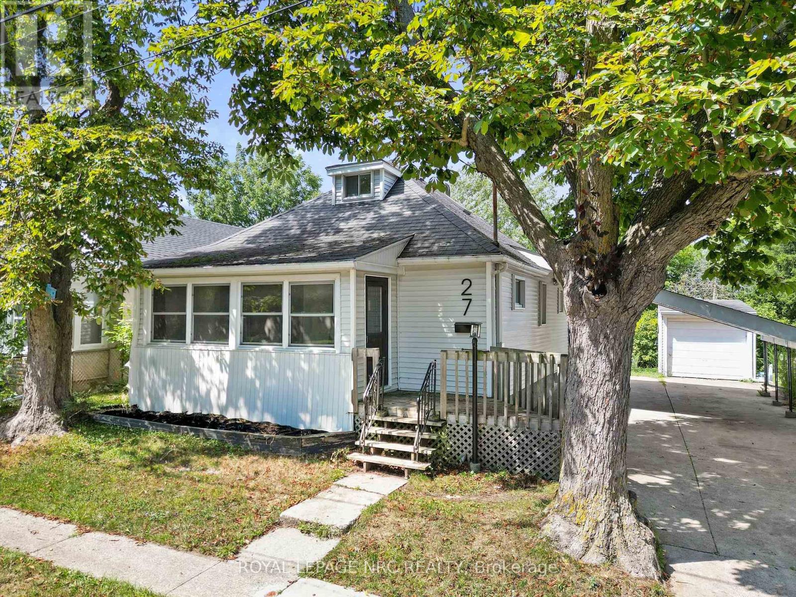 27 Maplecrest Avenue, St. Catharines (Burleigh Hill), Ontario  L2T 1A7 - Photo 4 - X12434173