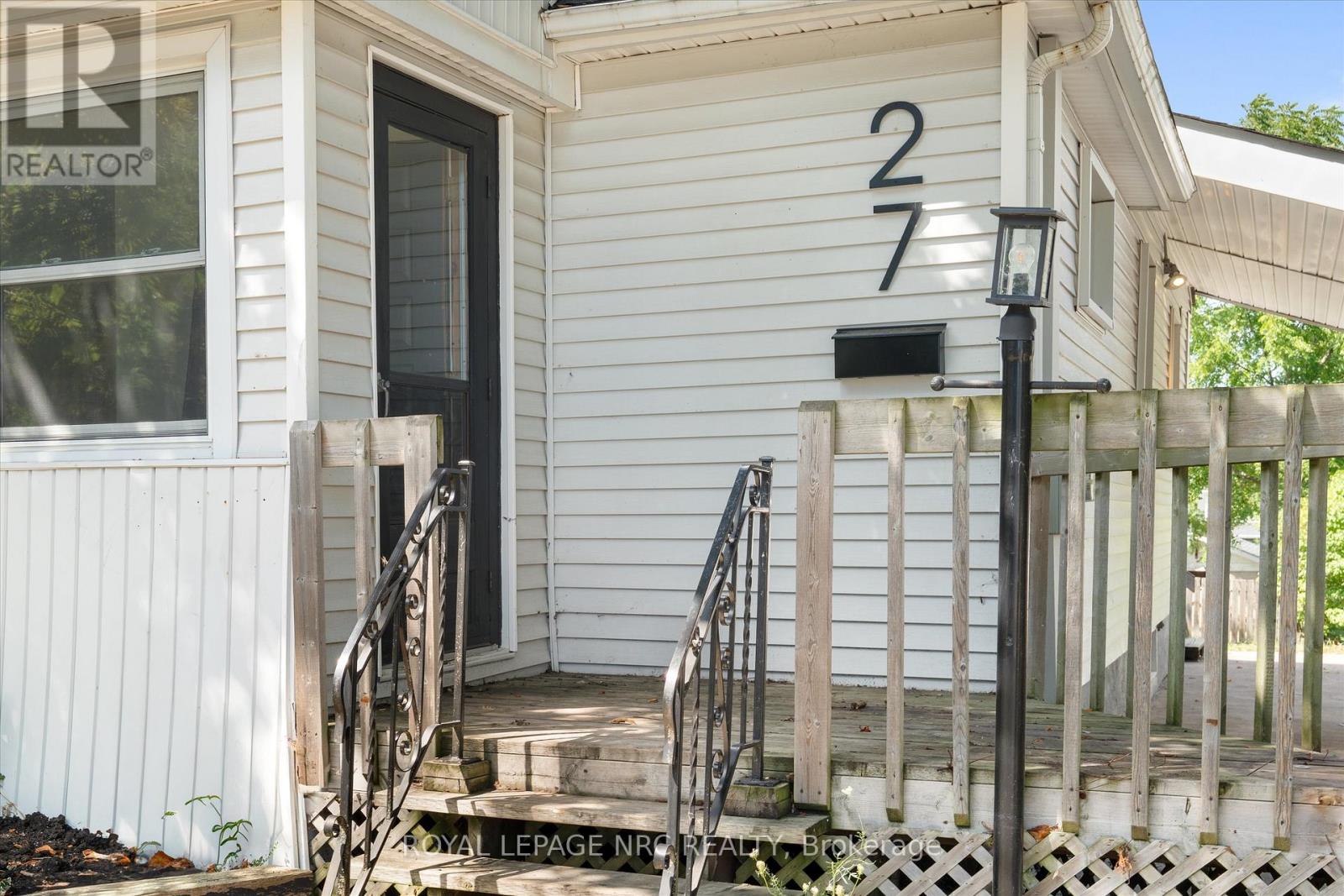27 Maplecrest Avenue, St. Catharines (Burleigh Hill), Ontario  L2T 1A7 - Photo 6 - X12434173