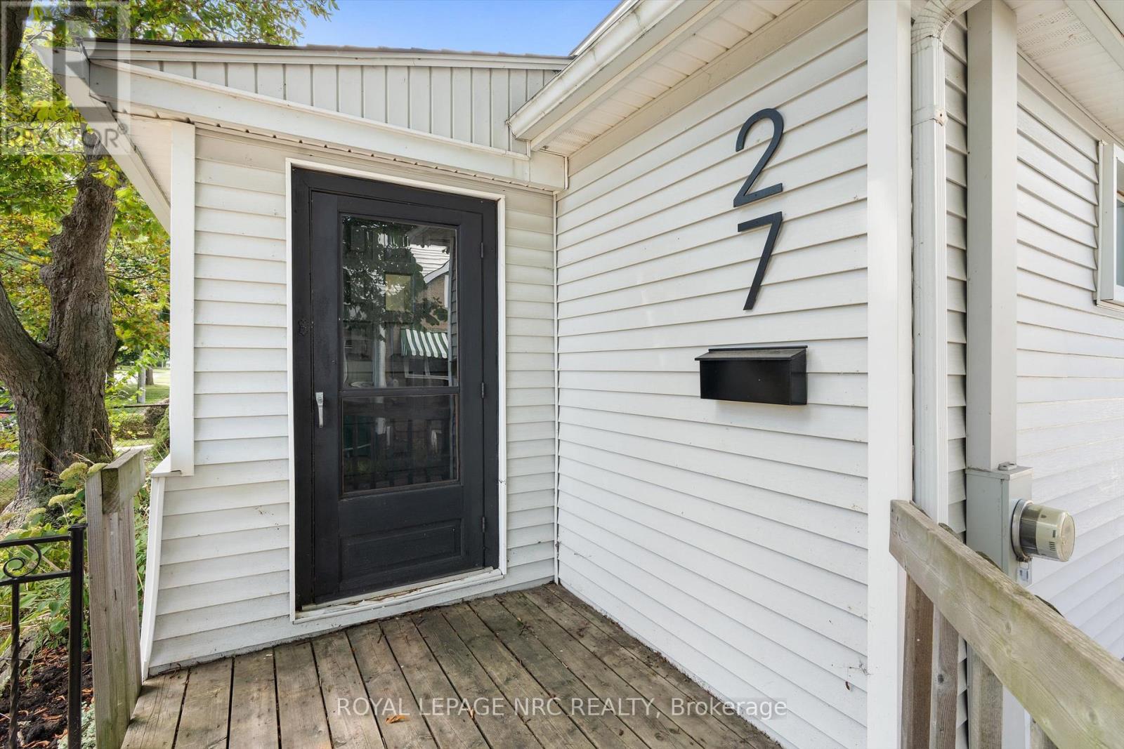 27 Maplecrest Avenue, St. Catharines (Burleigh Hill), Ontario  L2T 1A7 - Photo 7 - X12434173