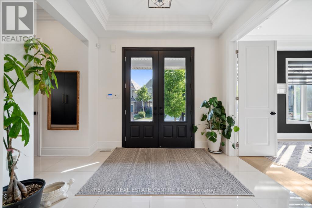 10 Crown Forest Court, Brampton, Ontario  L6Y 2Y5 - Photo 6 - W12433885