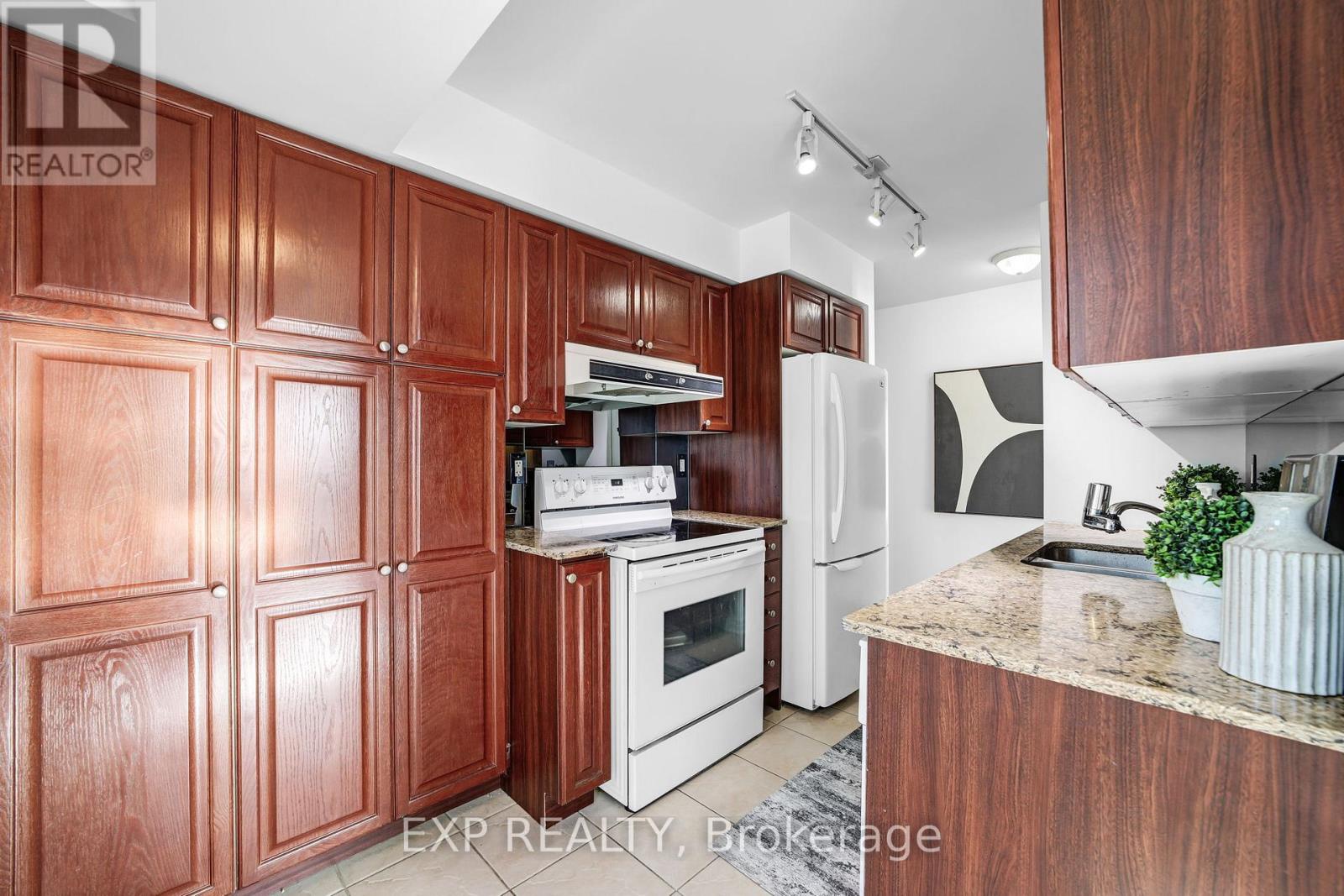 1005 - 1 Elm Drive W, Mississauga, Ontario  L5B 4M1 - Photo 12 - W12433901
