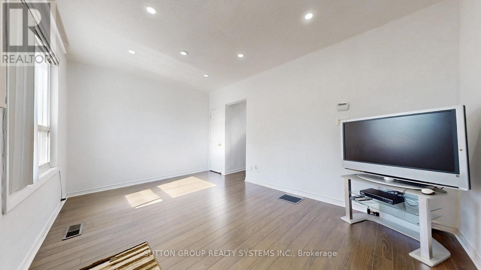 128 Northland Avenue, Toronto, Ontario  M6N 2E2 - Photo 4 - W12433984