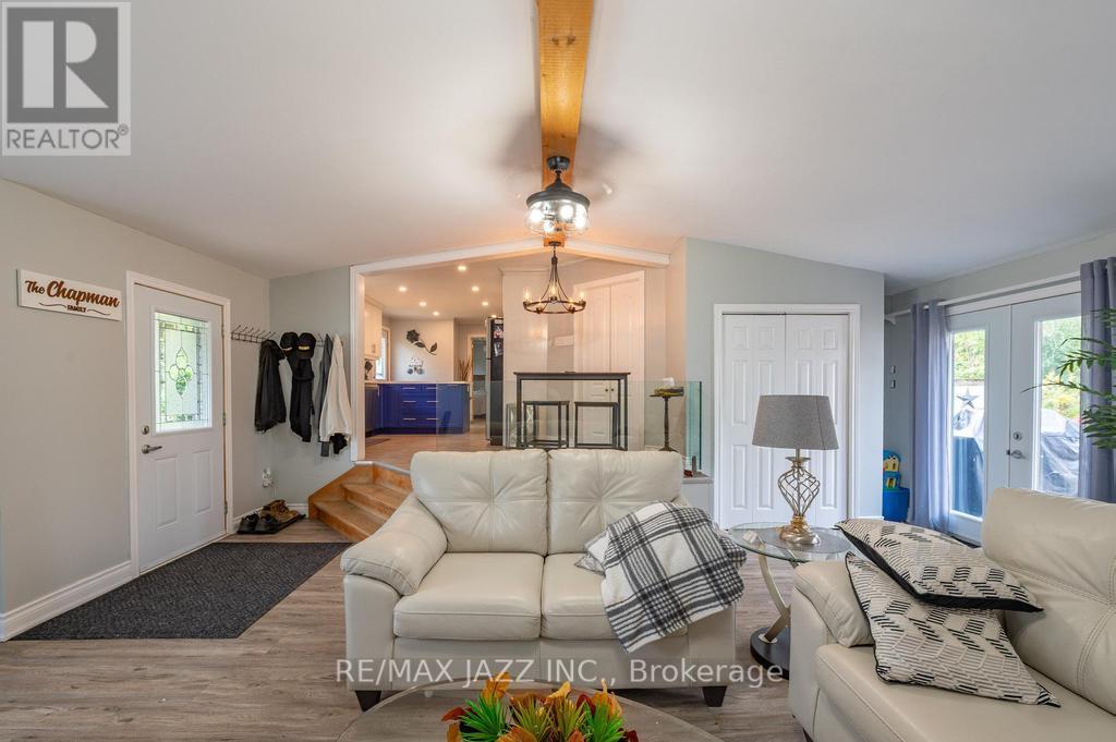 54 Virginia Boulevard, Georgina, Ontario  L0E 1N0 - Photo 10 - N12434153
