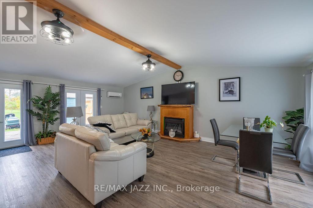 54 Virginia Boulevard, Georgina, Ontario  L0E 1N0 - Photo 12 - N12434153