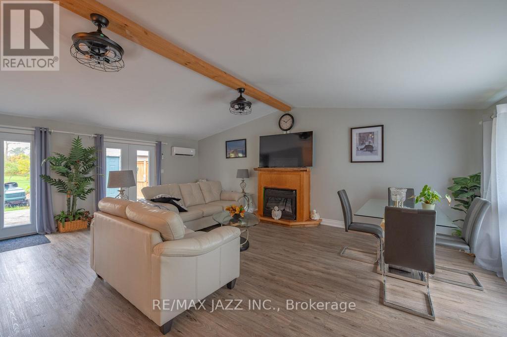 54 Virginia Boulevard, Georgina, Ontario  L0E 1N0 - Photo 9 - N12434153
