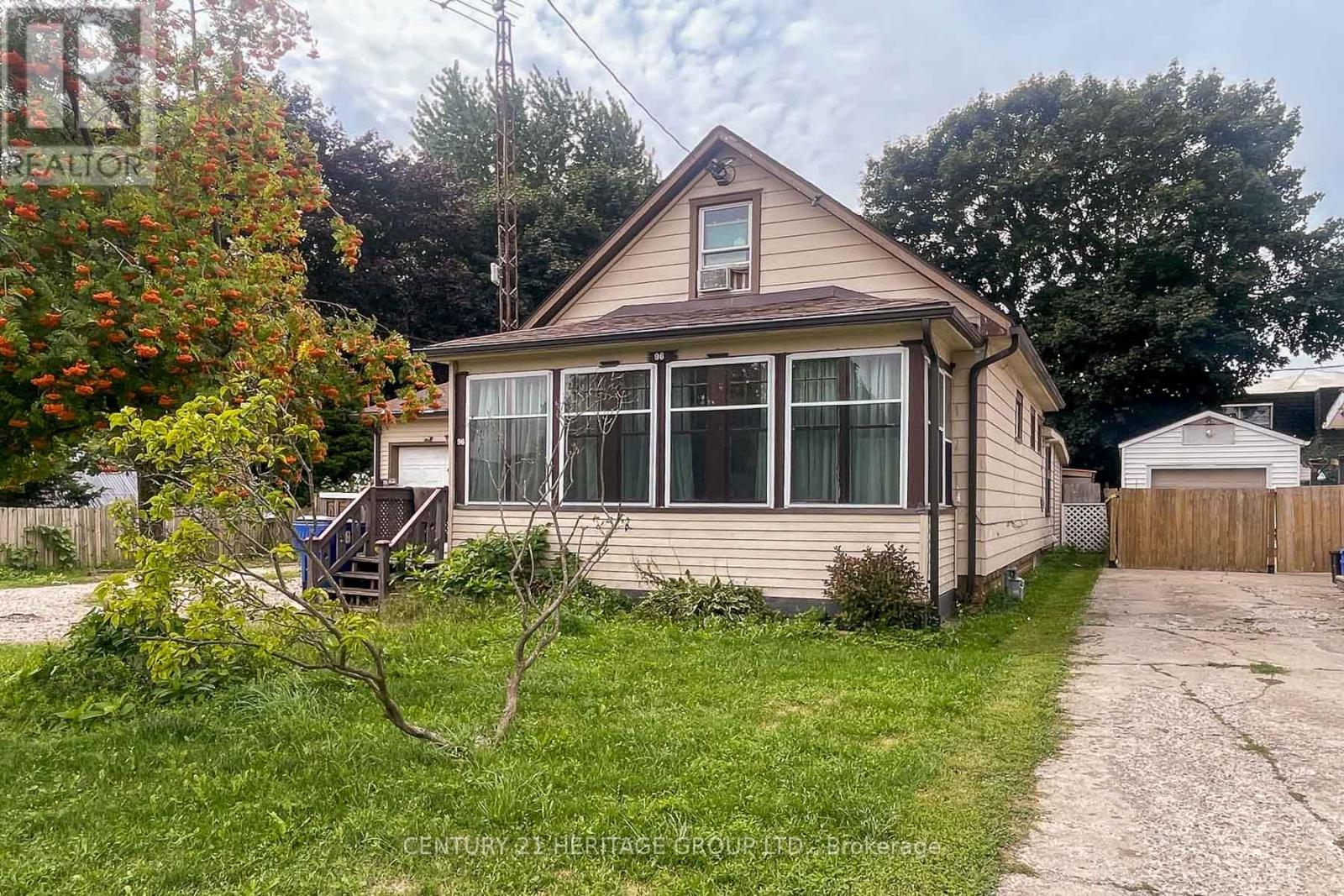 96 Woods Street, Chatham-Kent, Ontario  N7L 3R2 - Photo 2 - X12433889