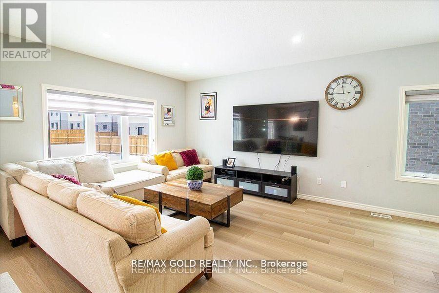 92 Middleton Avenue, London South, Ontario  N6L 1K3 - Photo 10 - X12434006